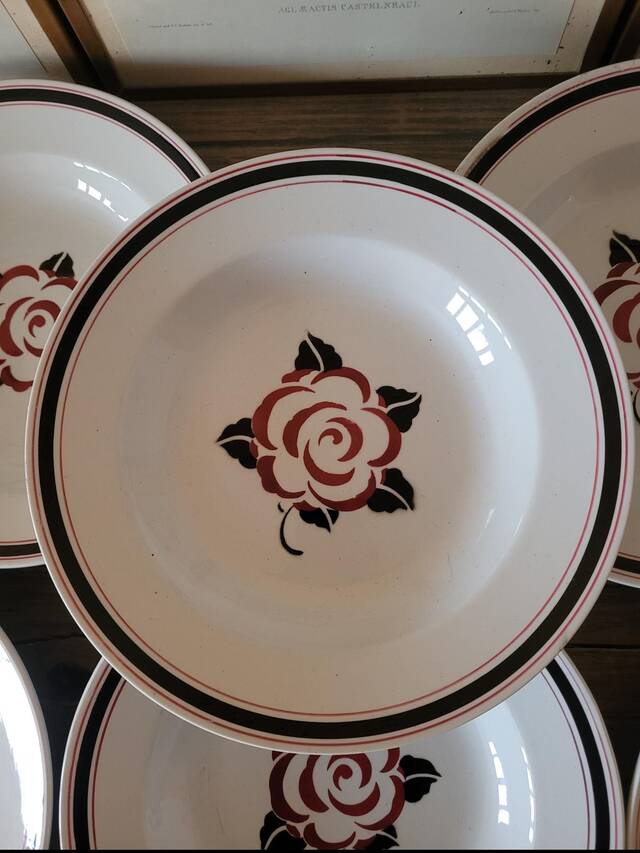 Deep plates Sarreguemines Noyon, black burgundy colour.