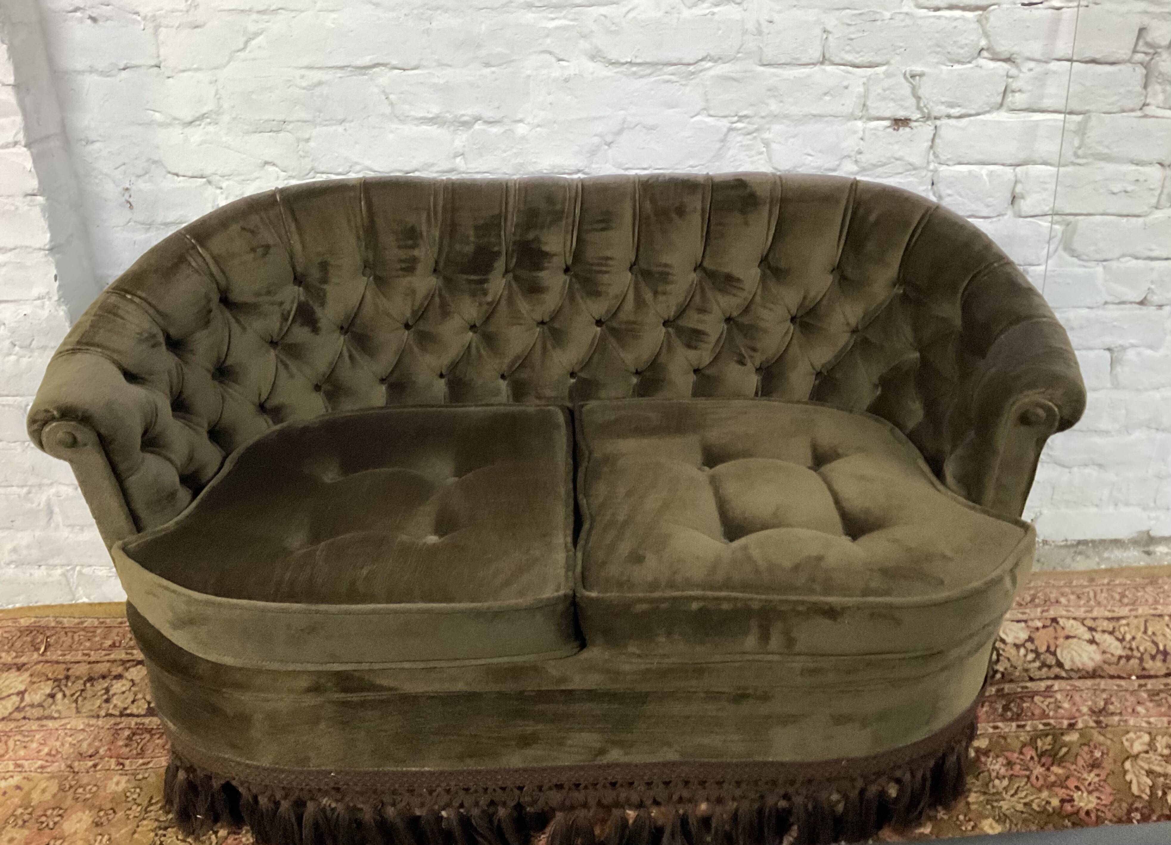 Vintage toad sofa from the 50s-60s in green velvet