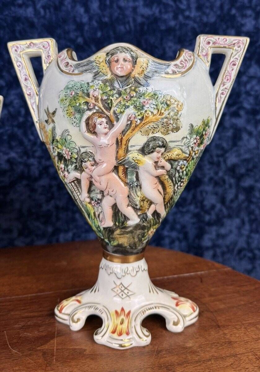 Capodimonte: Triptych Garniture with Cherubs in Porcelain