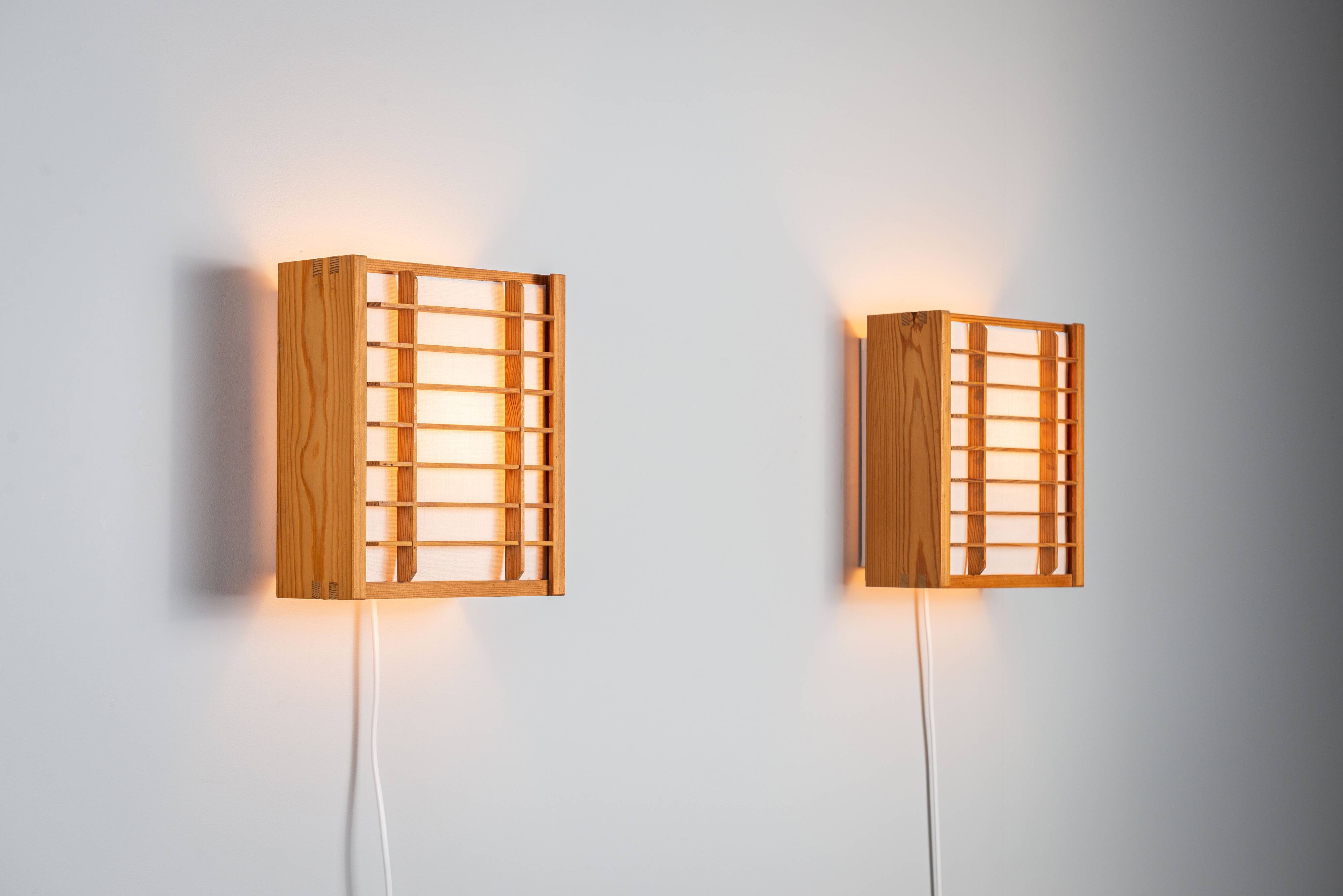 Paire de lampes murales en pin produites par Alda Sweden