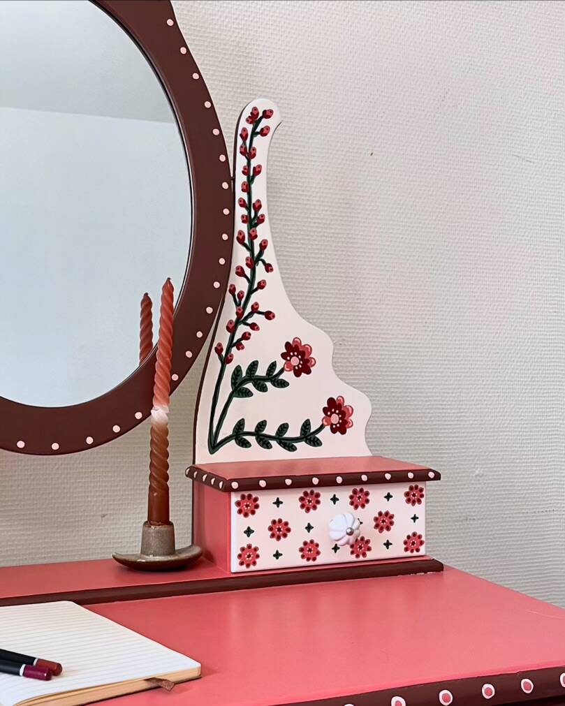 Coiffeuse peinte à la main