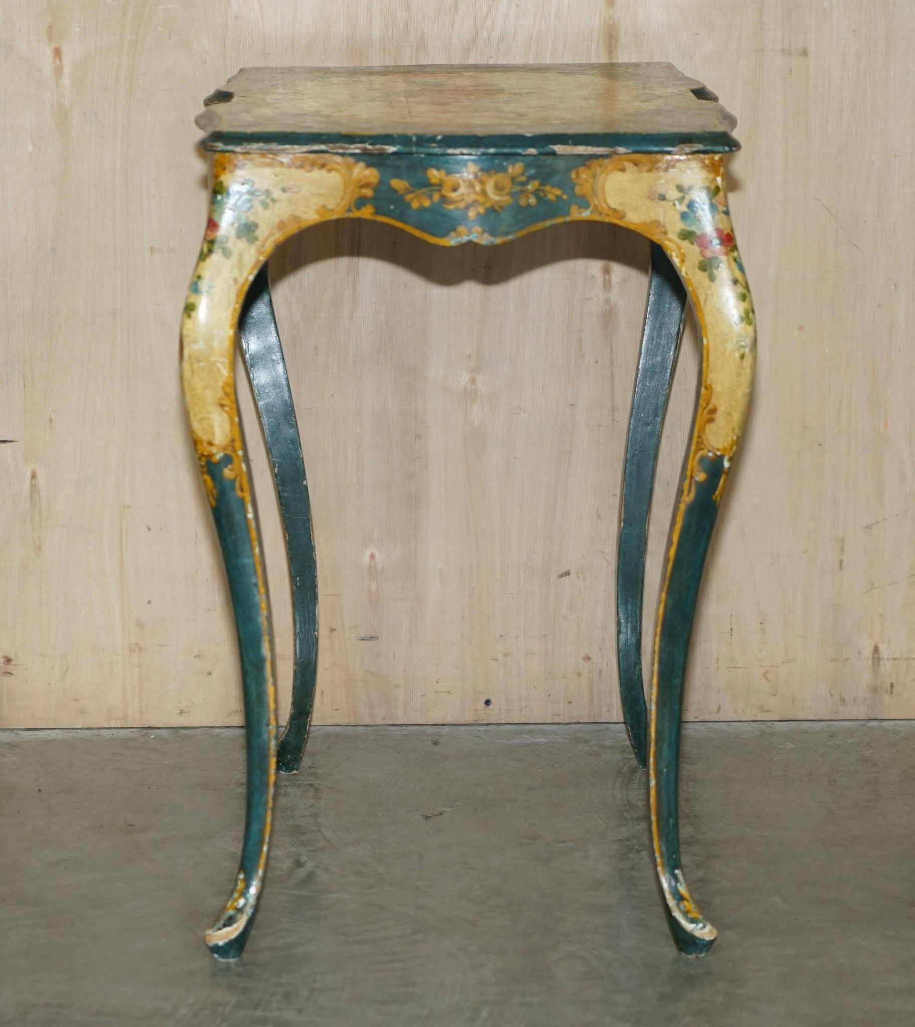 Paire de chaises Regency antiques et table assortie