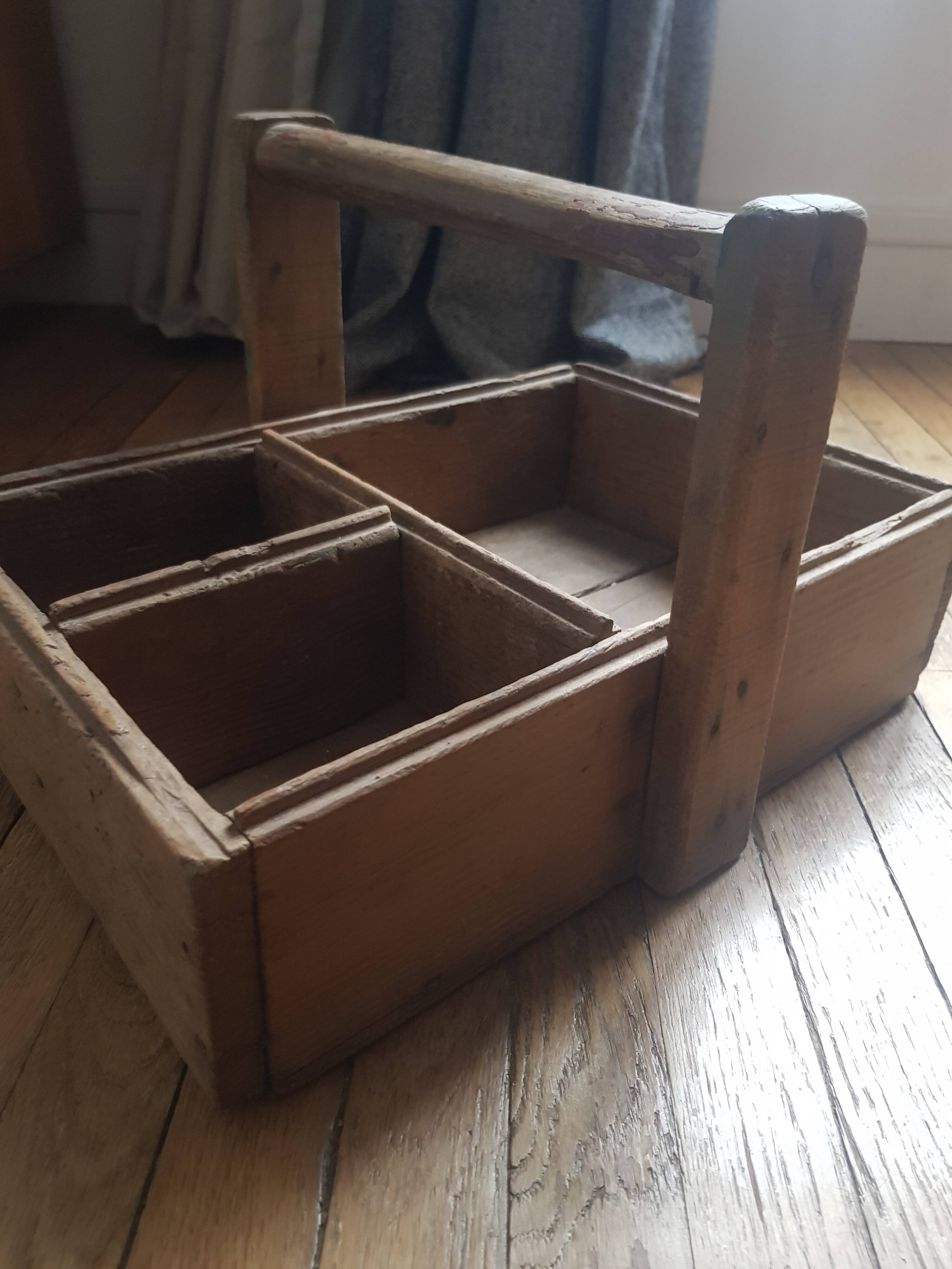 Wooden servant