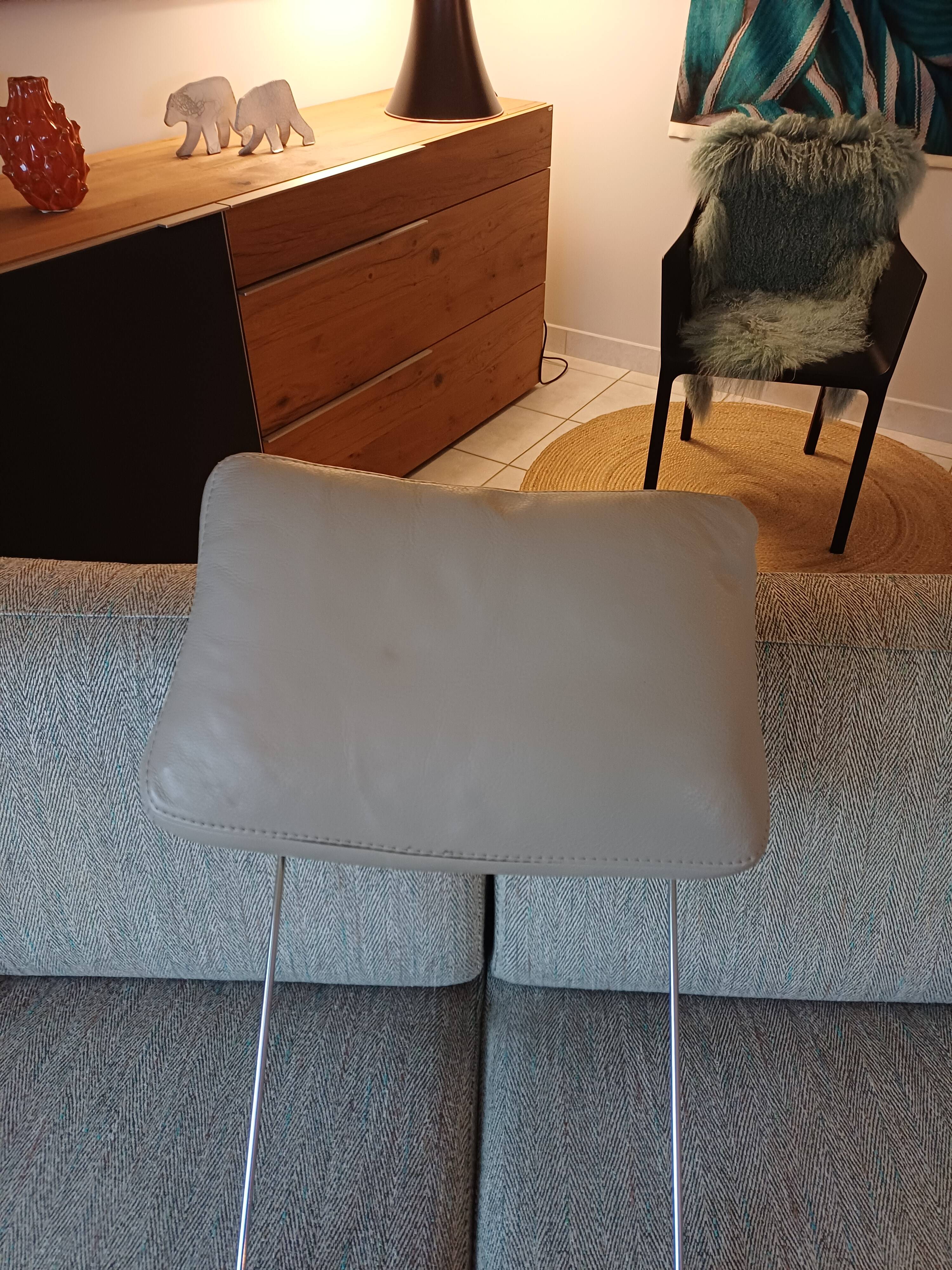 Duvivier canapé 104 Mayenne Alaska pebble fabric and its headrests.