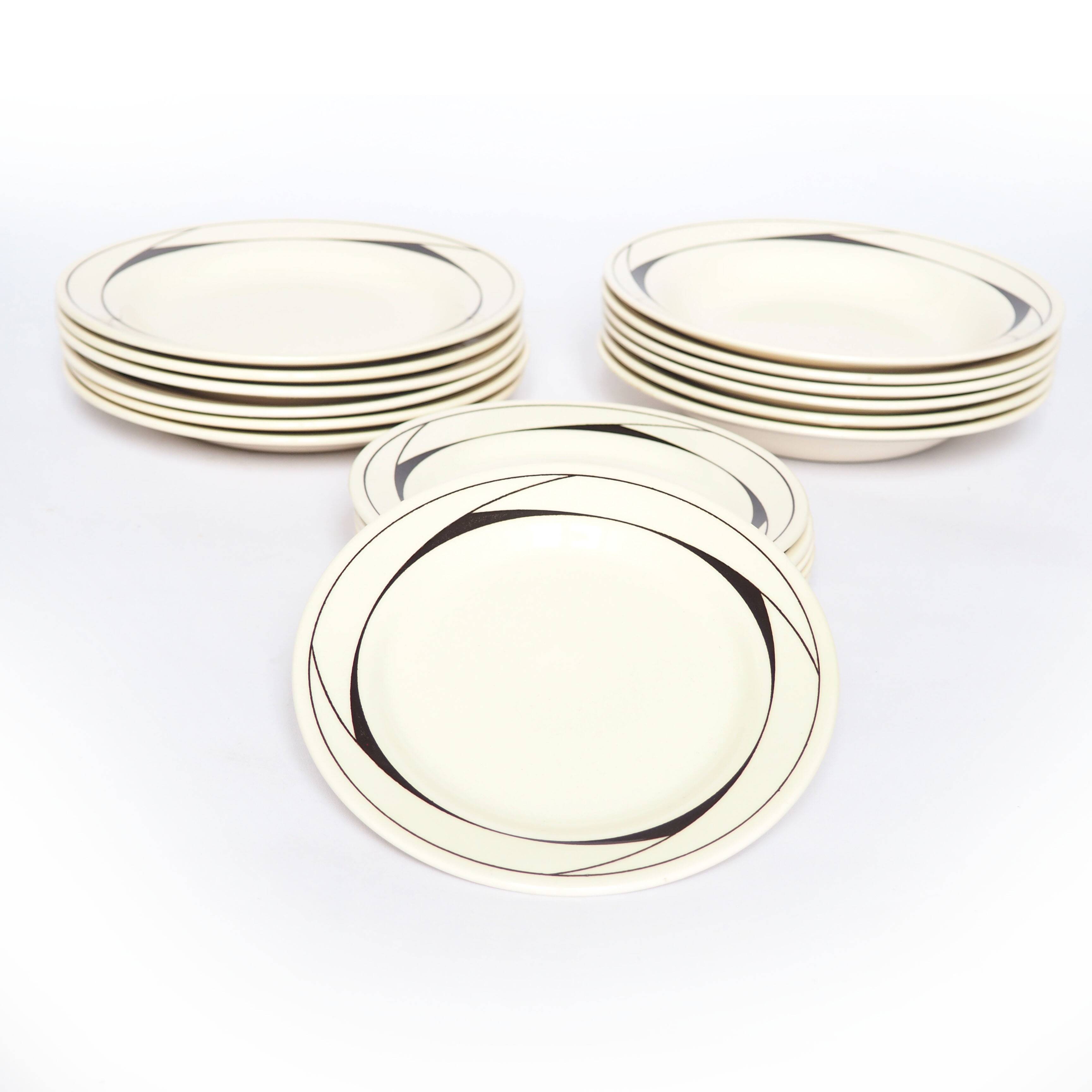 Lot 18 assiettes plates, creuses et dessert 1980
