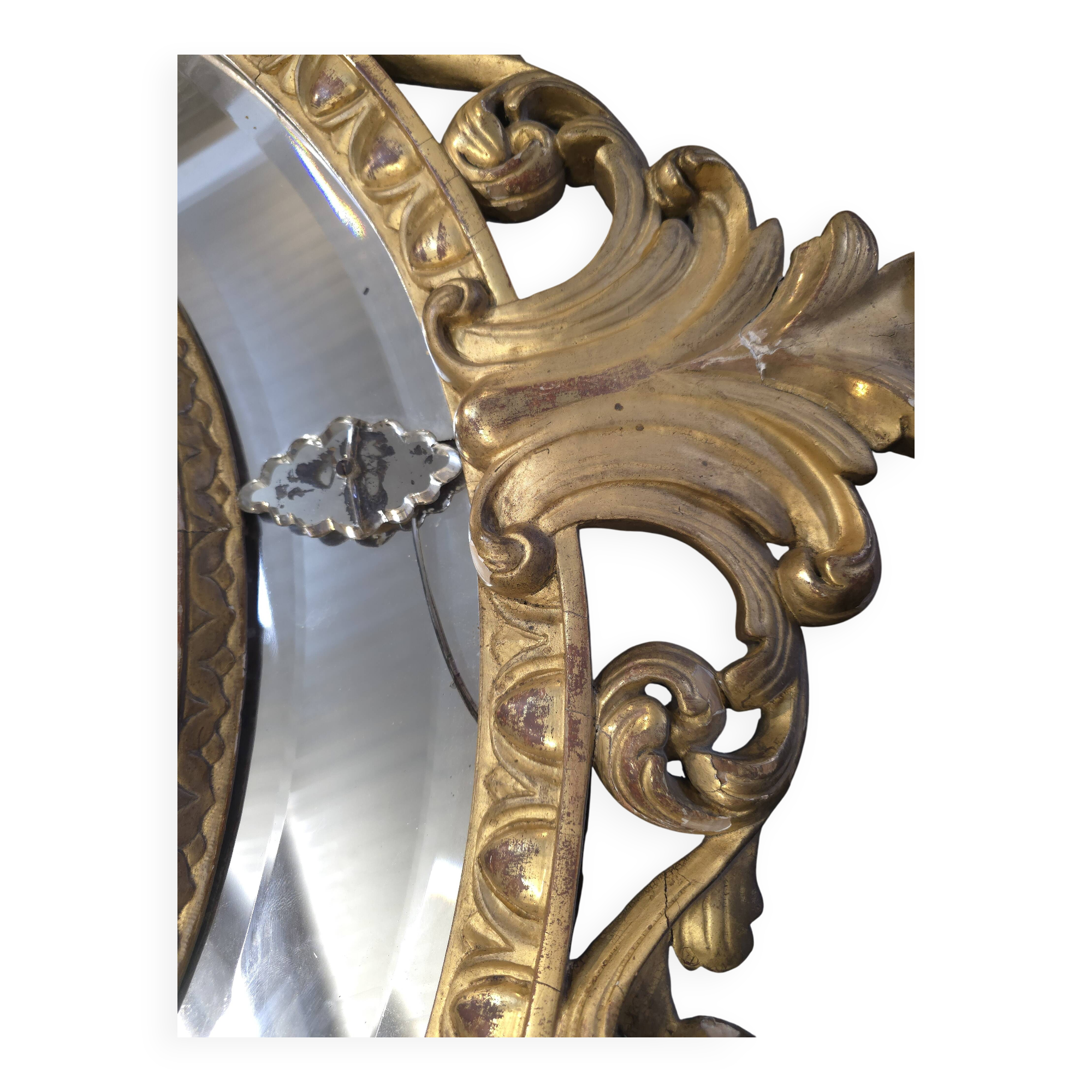 Oval mirror in gilded wood