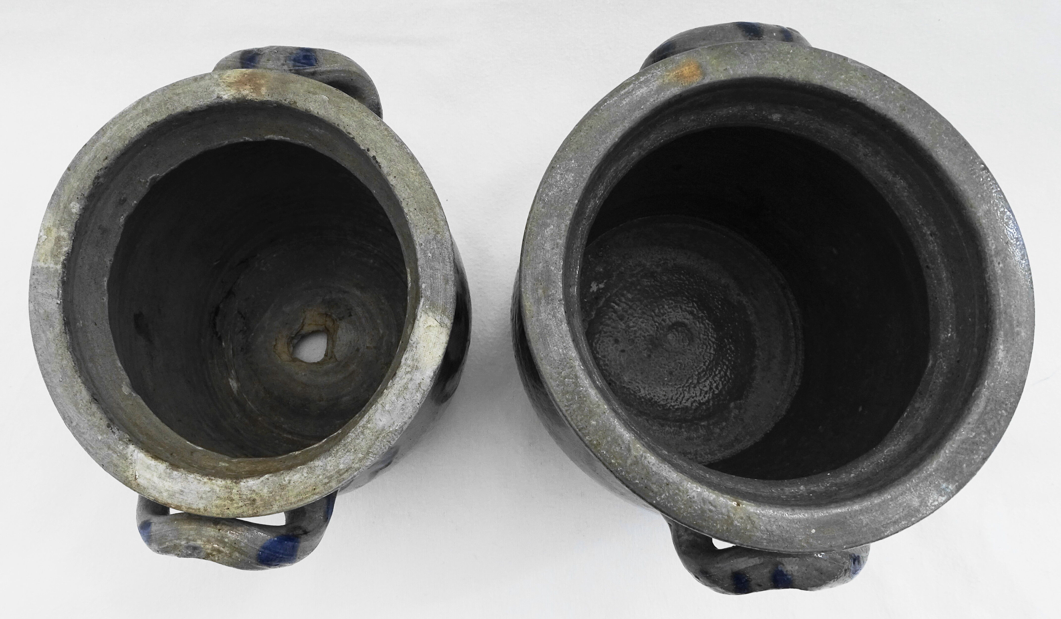 Paire de pots en grès gris et bleu marine