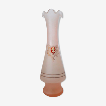 Vase opaline et camée