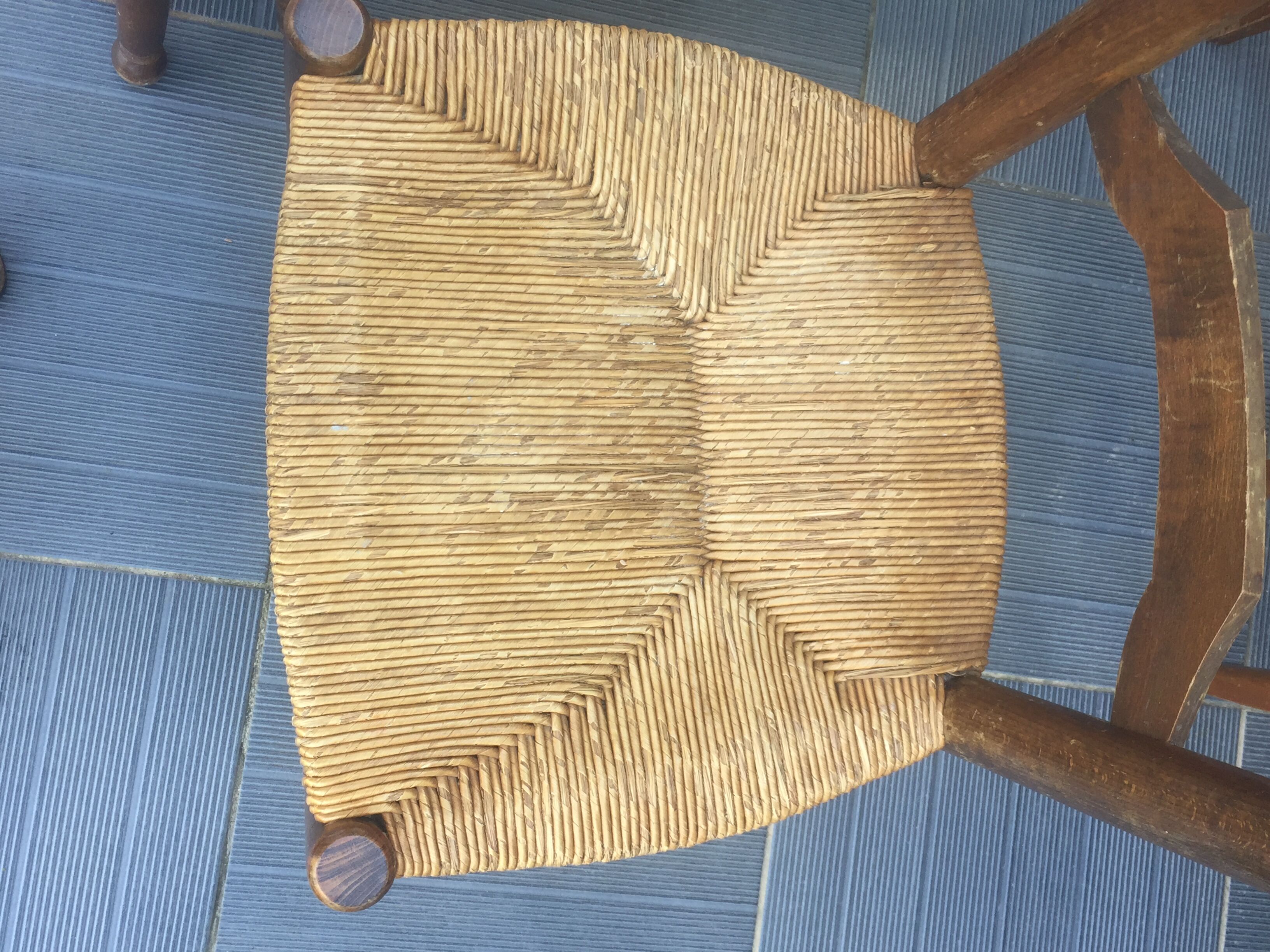 4 chairs mulched Provencal style