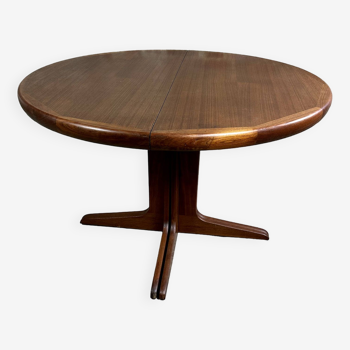 Scandinavian table stamped VV Möbler Denmark in vintage teak 1960 with its 2 extensions. Center foot