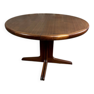 Scandinavian table stamped VV Möbler Denmark in vintage teak 1960 with its 2 extensions. Center foot