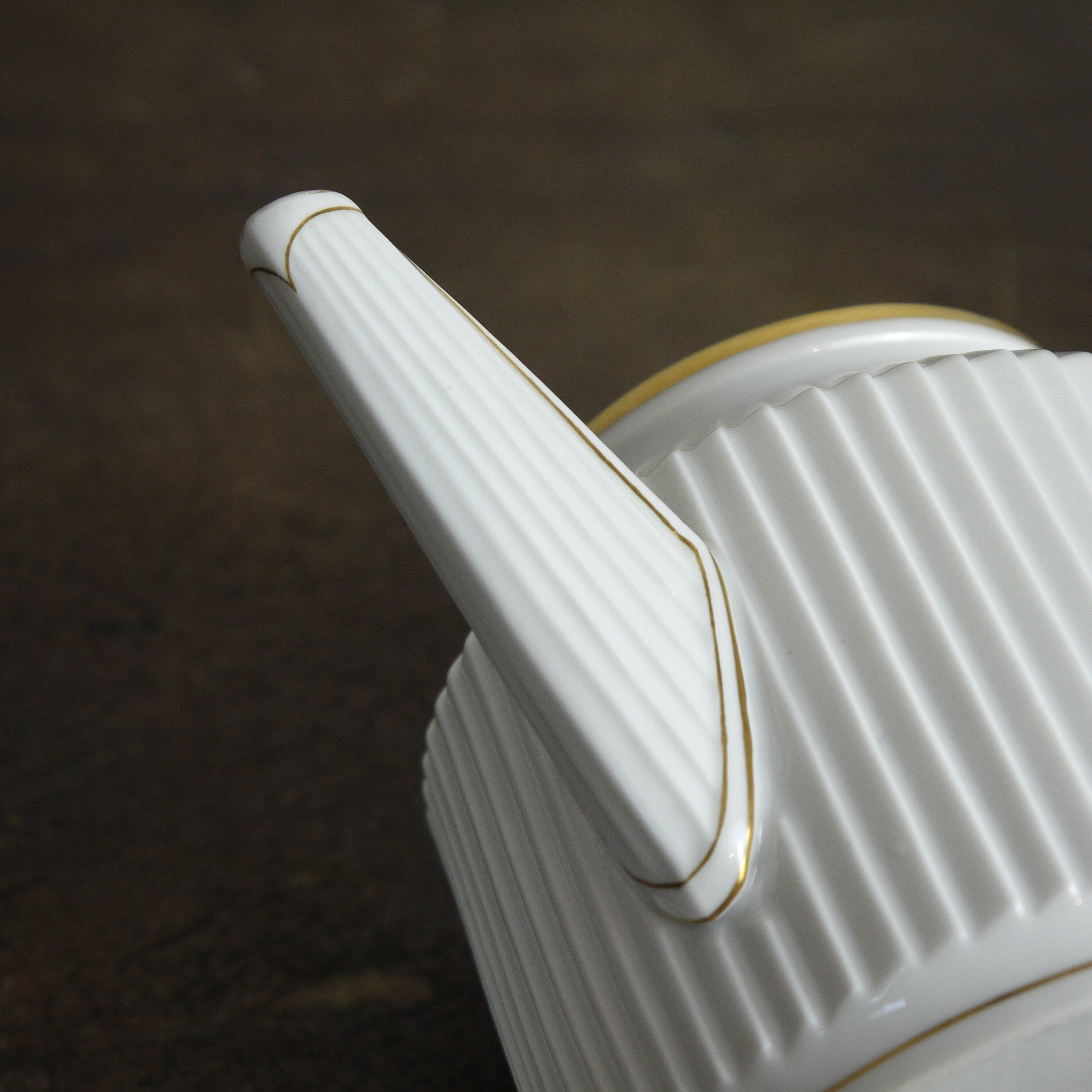 Mehun porcelain white teapot and porcelain gold