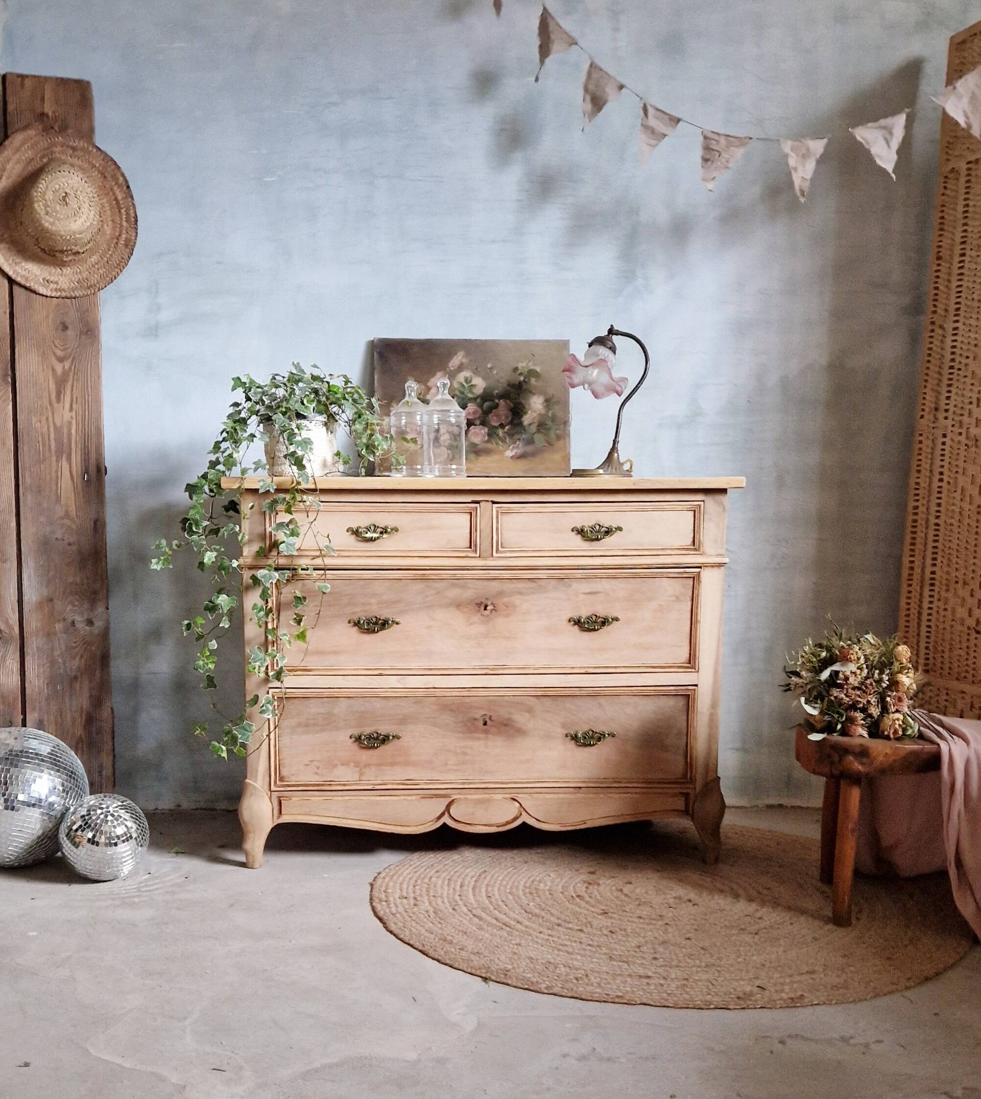 Pretty and old Louis XV chest of drawers