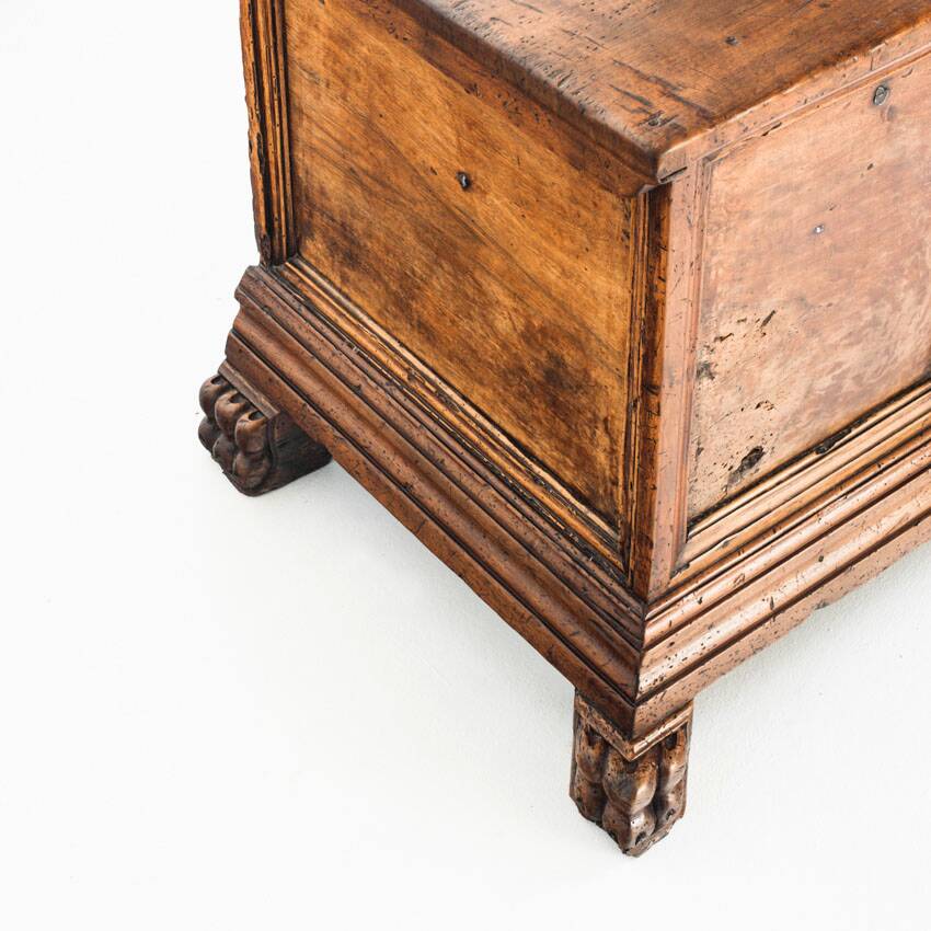 Catalan wedding chest from the 17th or early 18th century, in walnut. Restored.