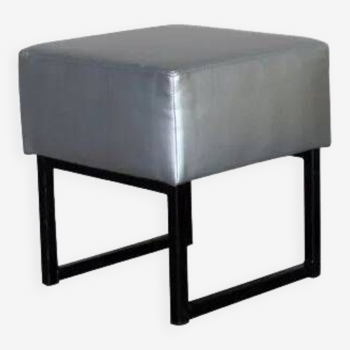 Tabouret bas carré moderniste.