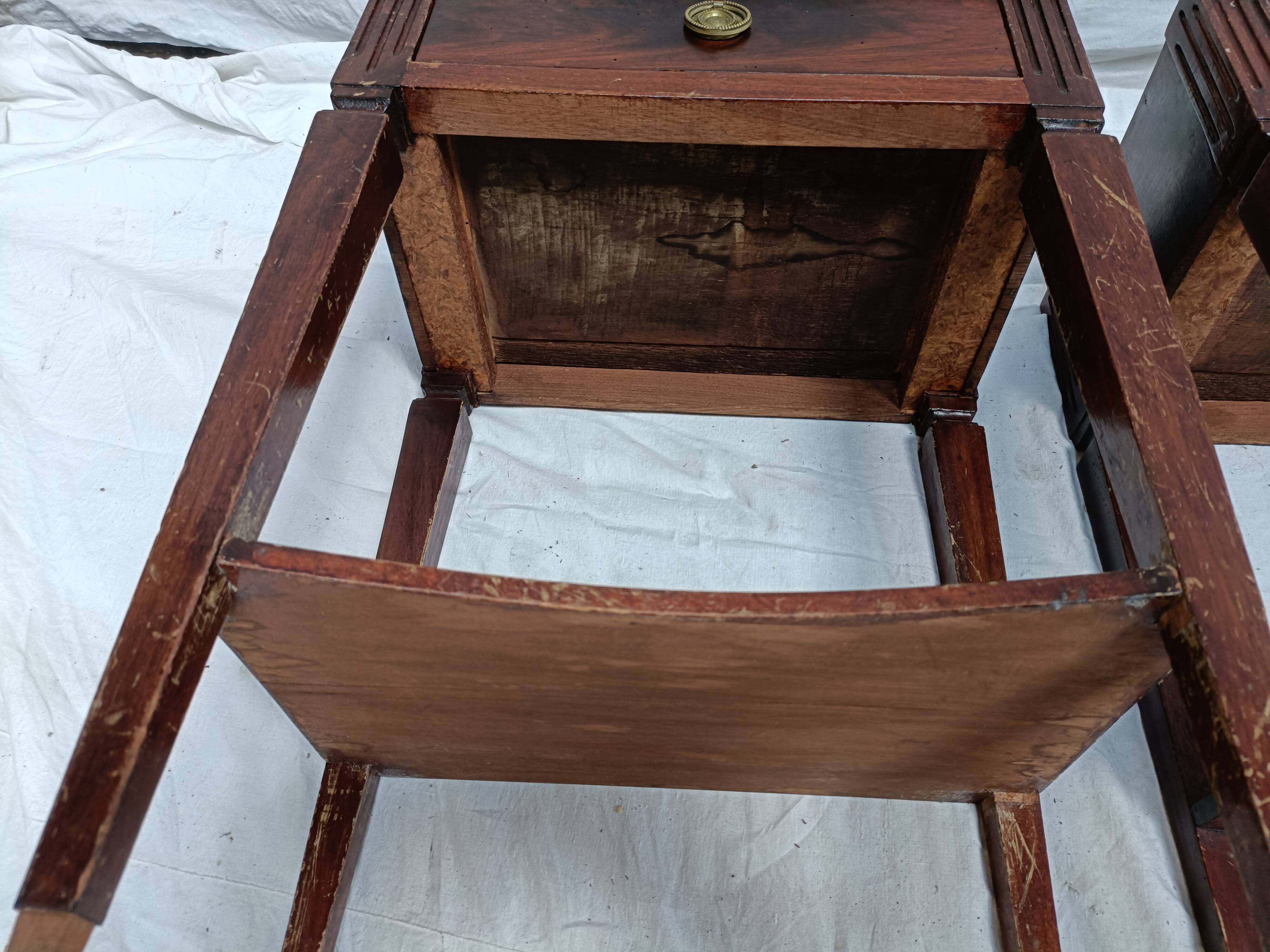 Paire de chevets Louis XVI dessus en marbre gris