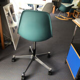 Chaise de bureau Ch.&R. Eames tournante, réglable en hauteur, estampillée et éditée par Vitra