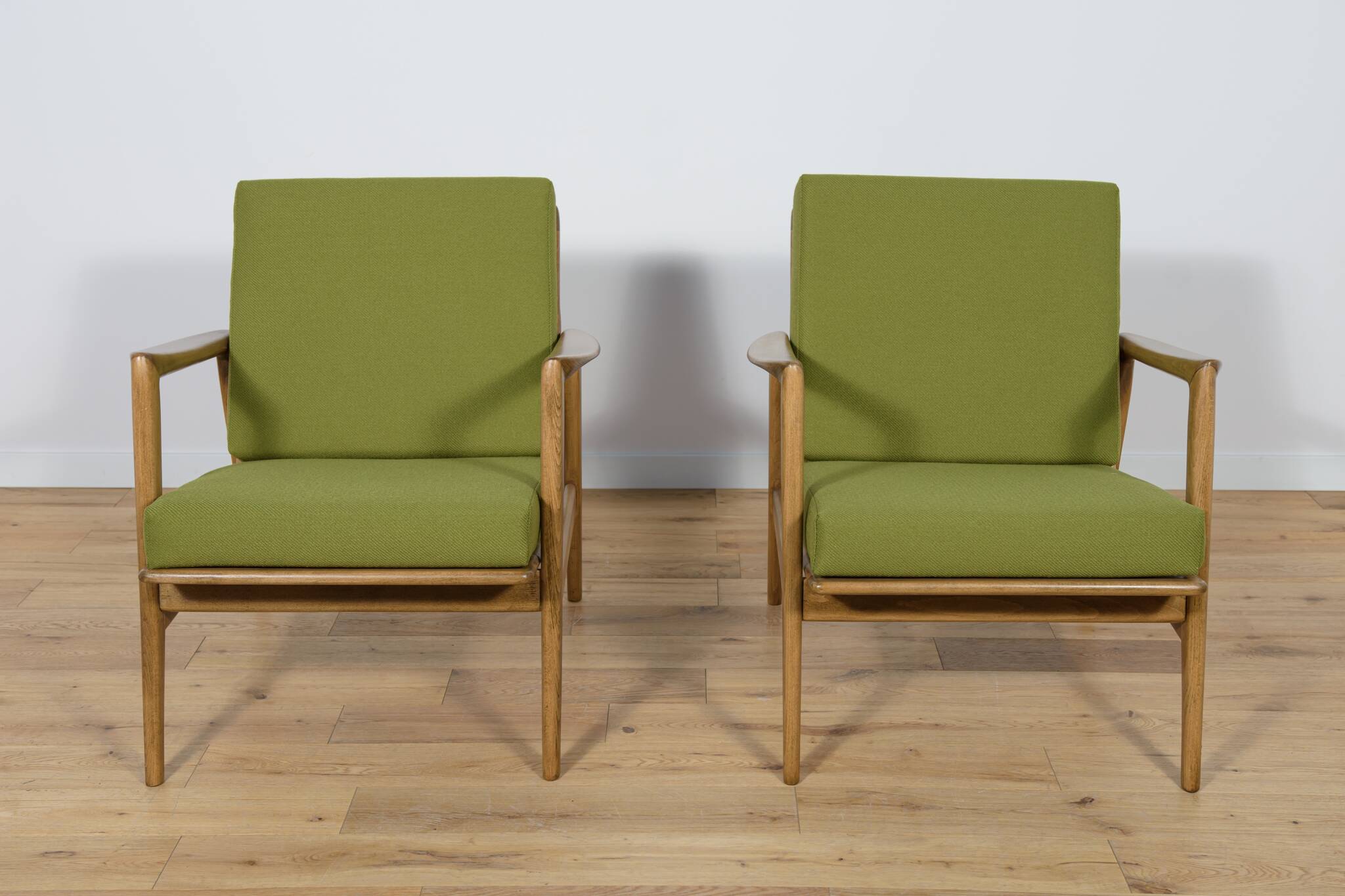 Model 300-192 Armchairs by Juliusz Kedziorek from Goscinska Furniture Factory, 1970s, Set of 2