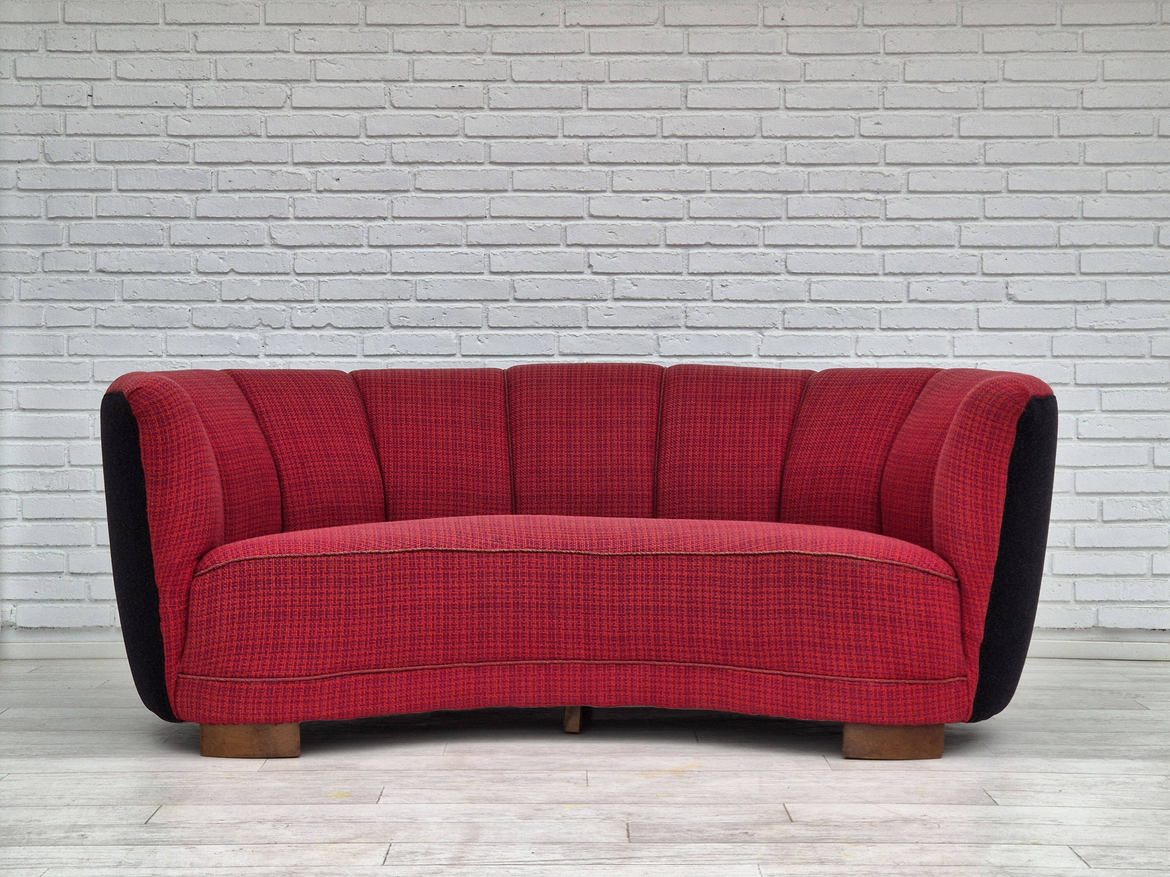 Années 1960, canapé danois 2 places "Banana", meuble en laine, bois de hêtre.