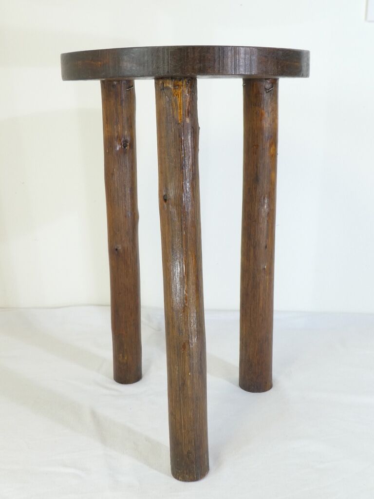 Tabouret rond tripode de traite en bois années 50