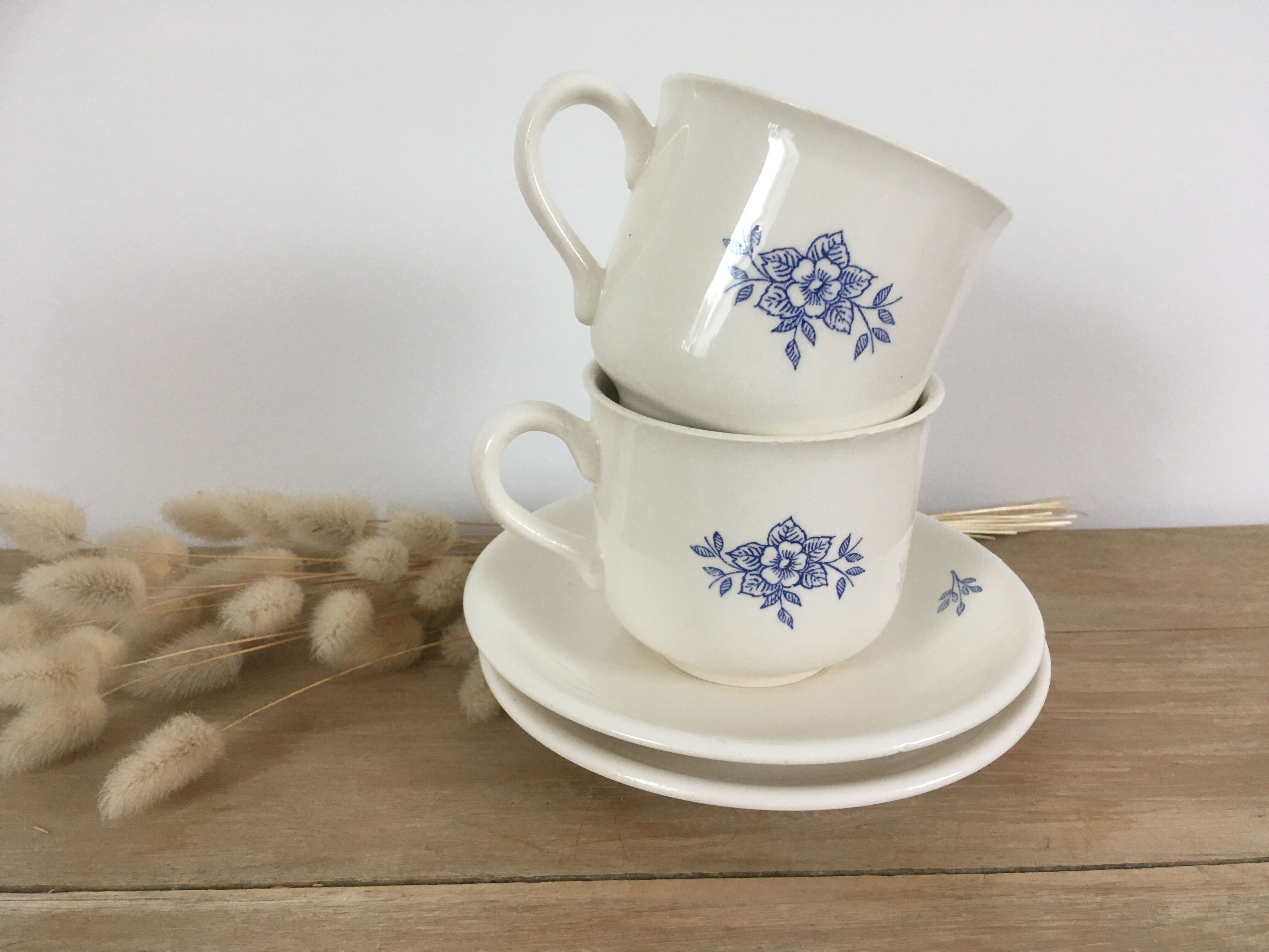 Paire de tasses fleuries