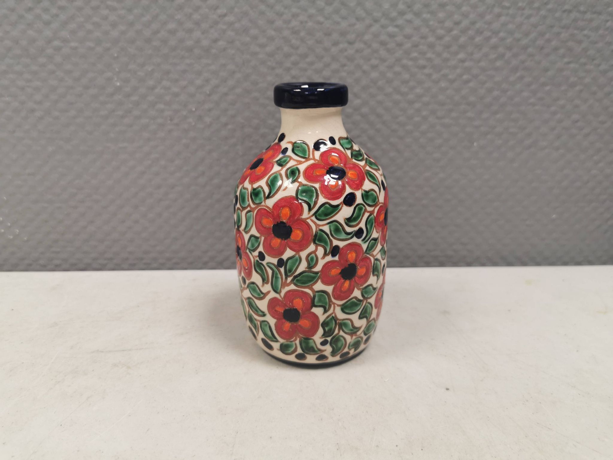 A mid-century vase with painted flowers. Portugal, 1950-60s. Majolica style