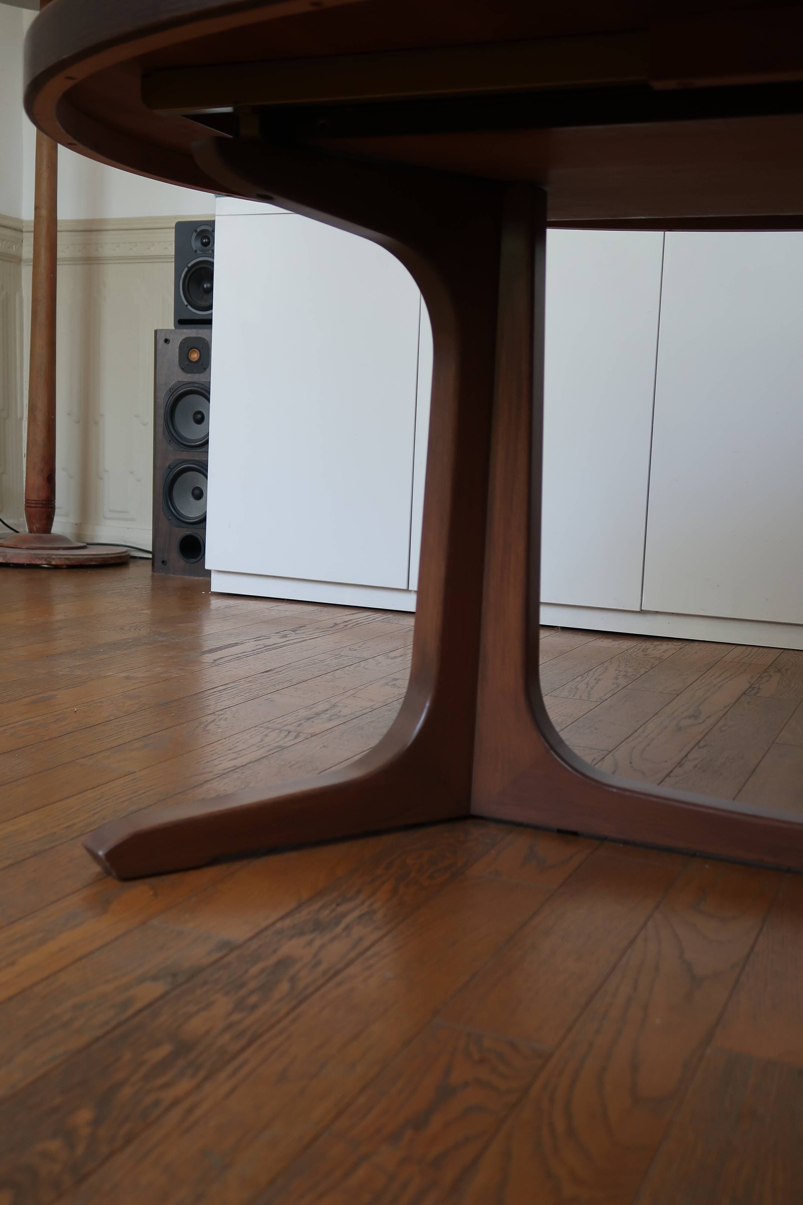 Scandinavian extendable table