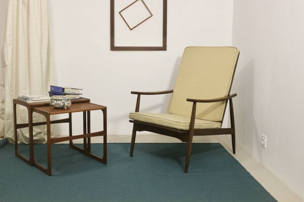 Fauteuil scandinave 1960 accoudoirs incurvés.