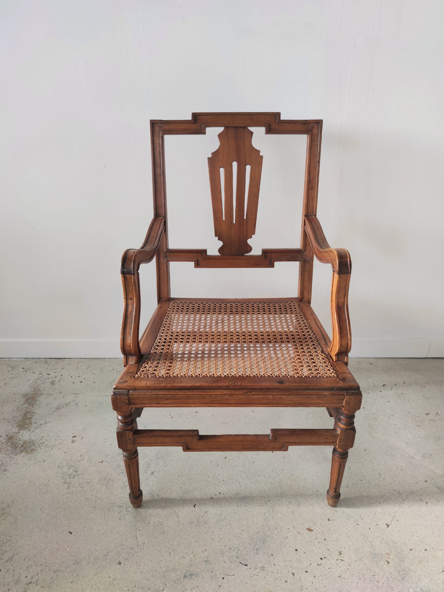 Fauteuil canné en bois naturel
