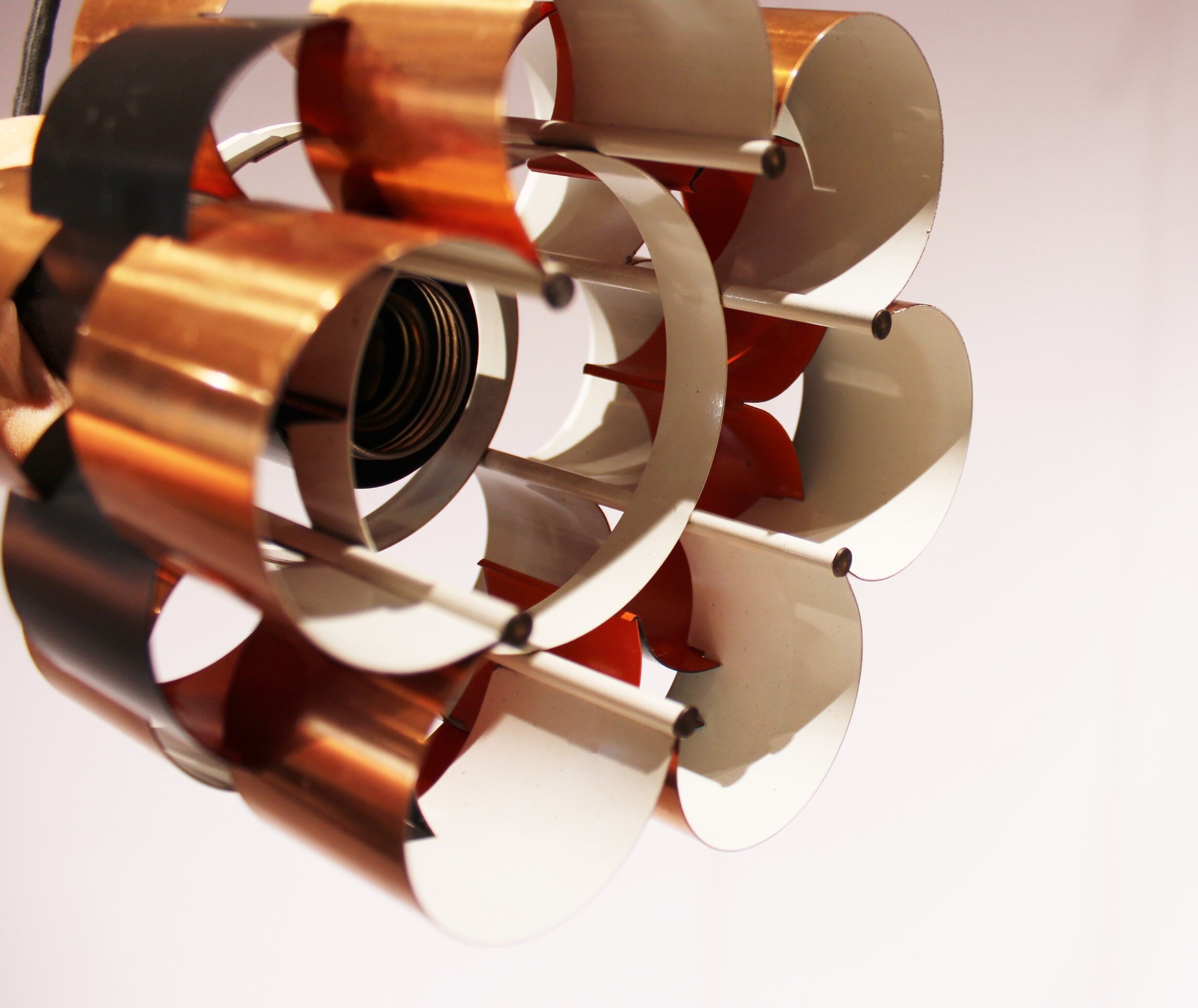 Une paire de lustres en pouces de bois de cordonnier, années 60