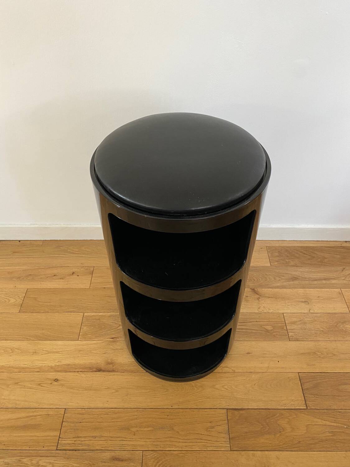 Anna Castelli for Kartell “componibili” cylindrical bedside or storage unit. plastic and black leatherette pad, three compartments. Condition of use.