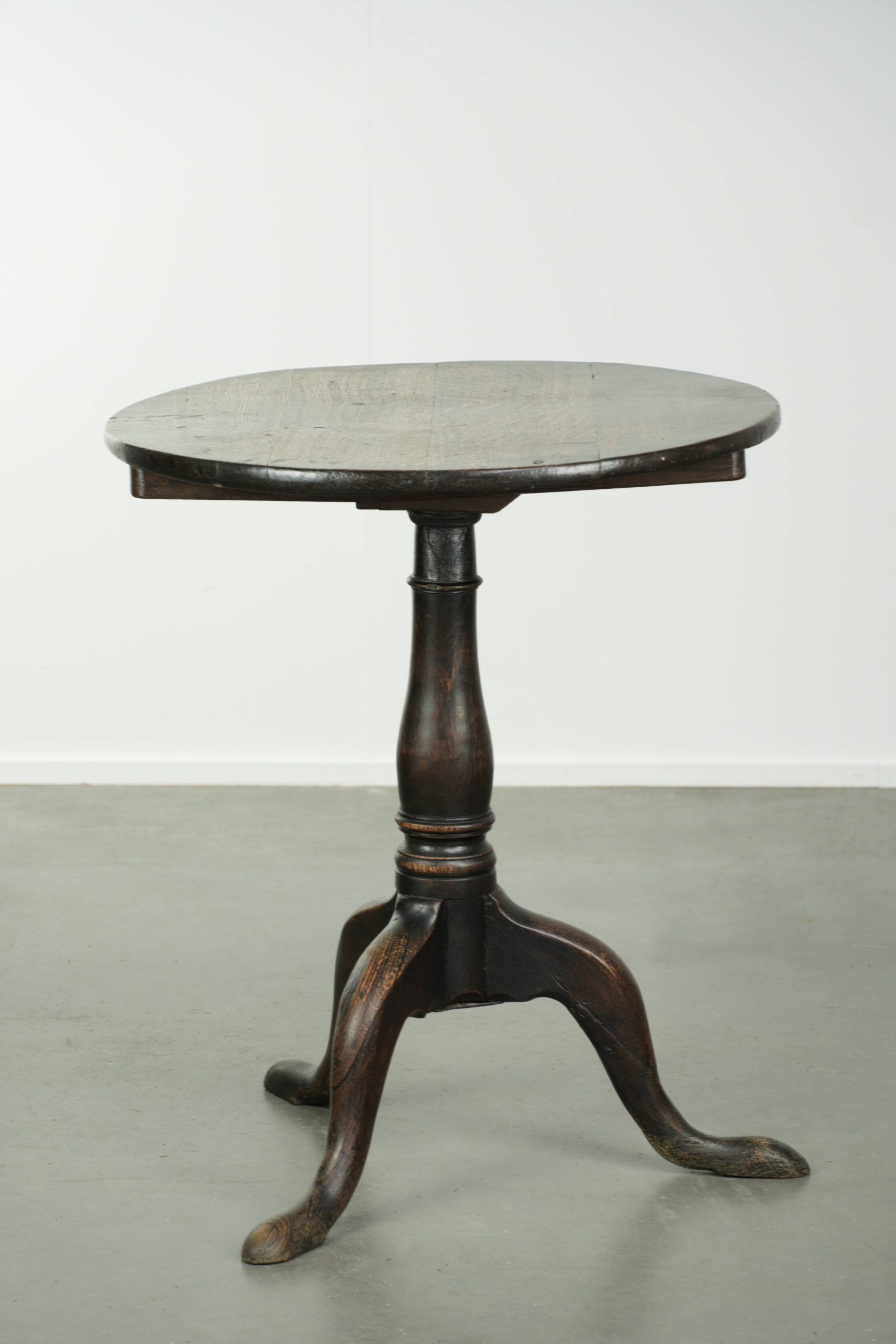 Characterful 18th century English oak sidetable with a beautiful appearance