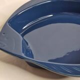 Plat de service en céramique bleu en forme de poisson signé Émile Henry