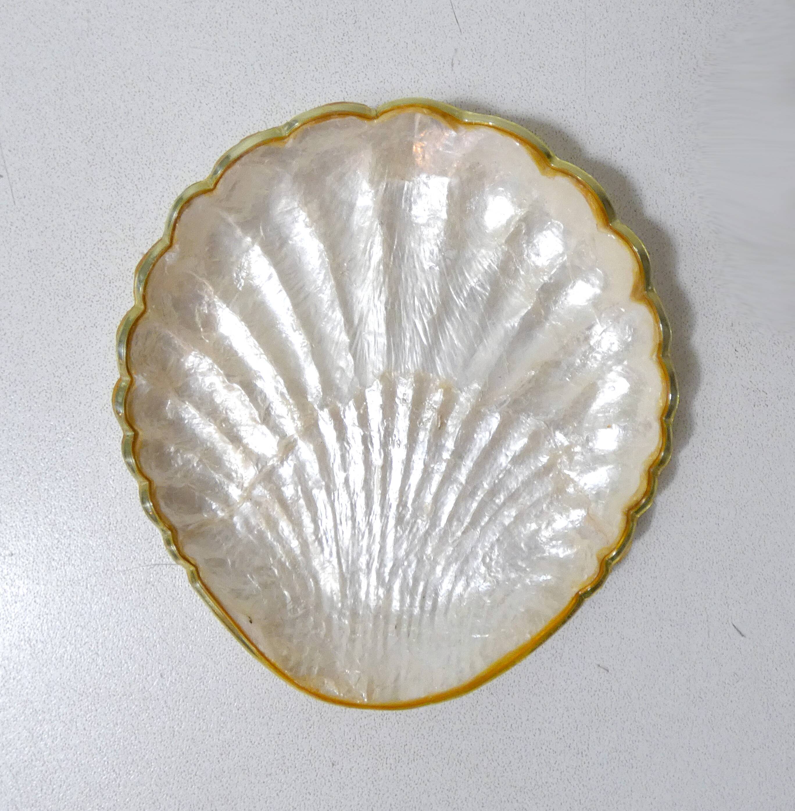 Vintage shell-shaped mother-of-pearl pocket emptier