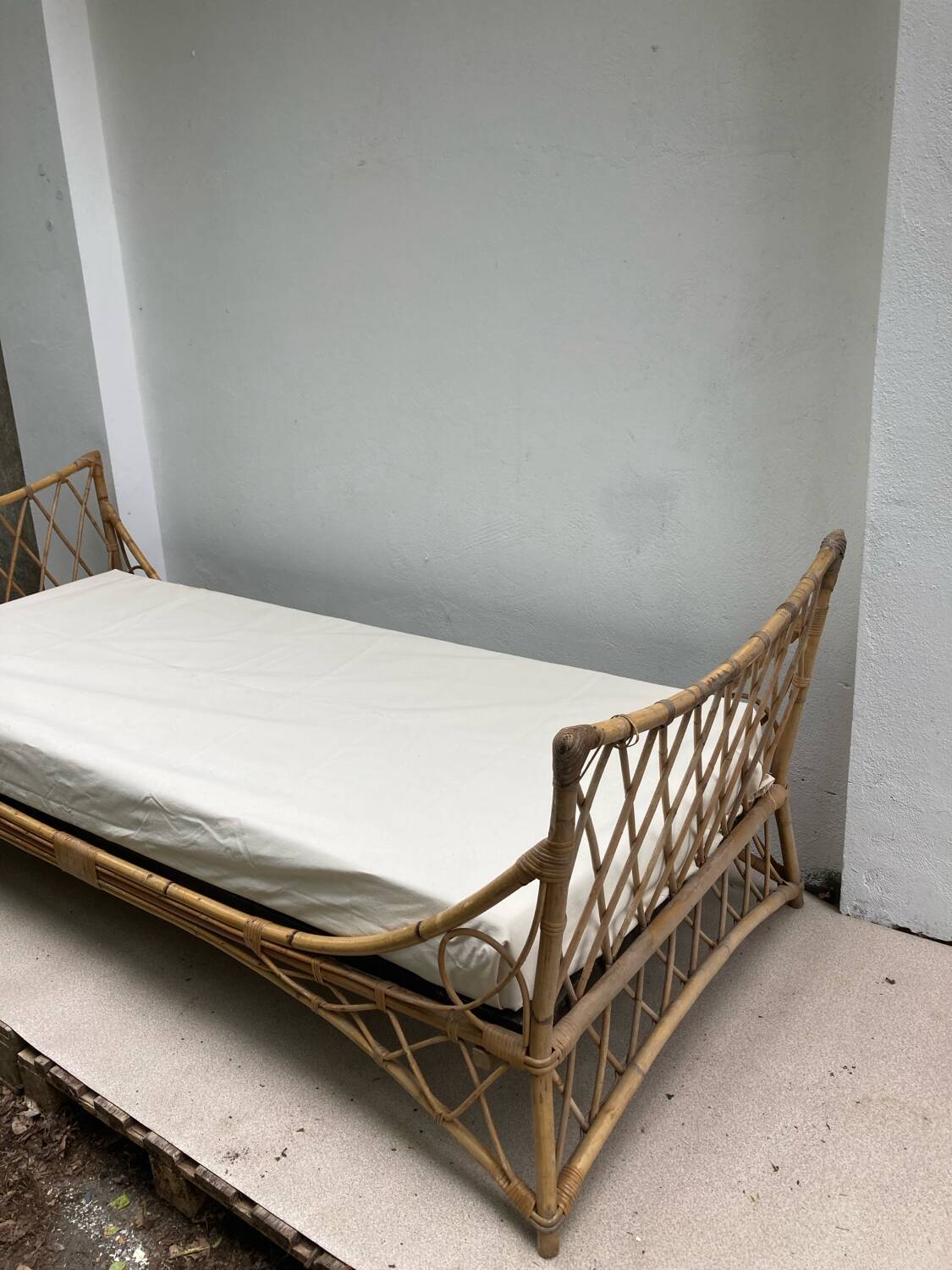 Rattan bed bench