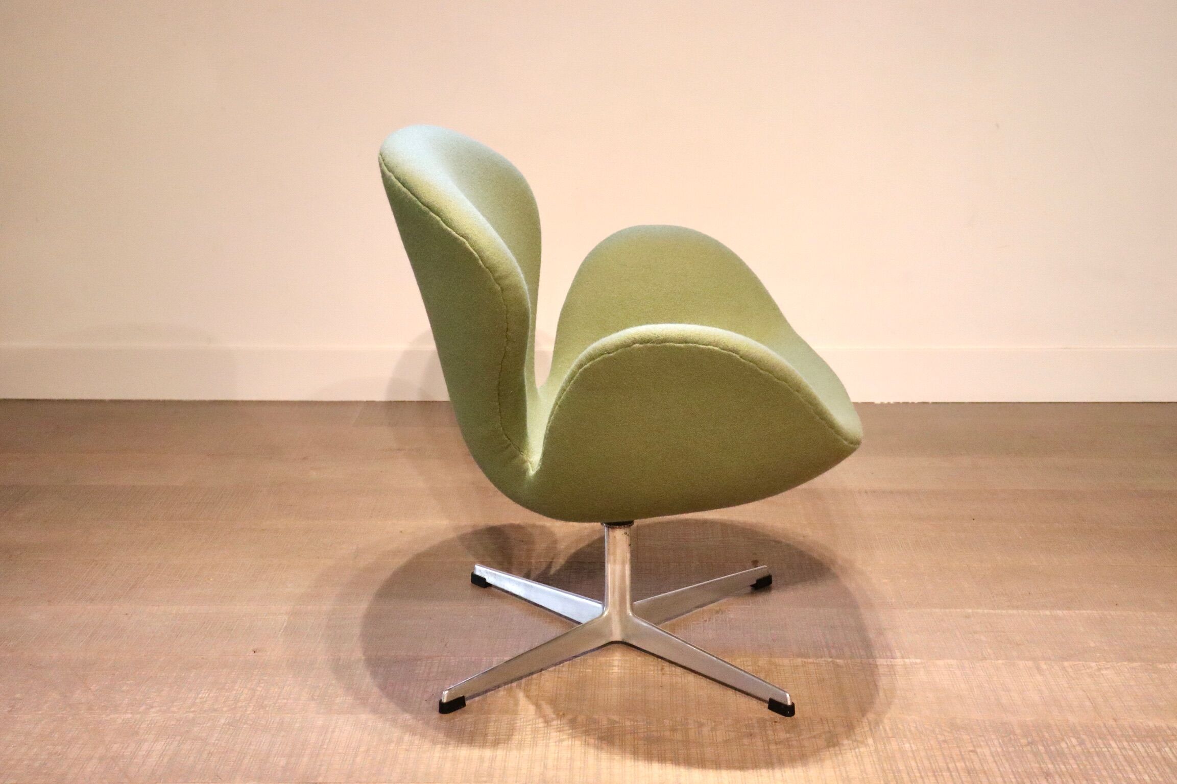 Early model 3320 Swan Chair by Arne Jacobsen for Fritz Hansen, 1950s