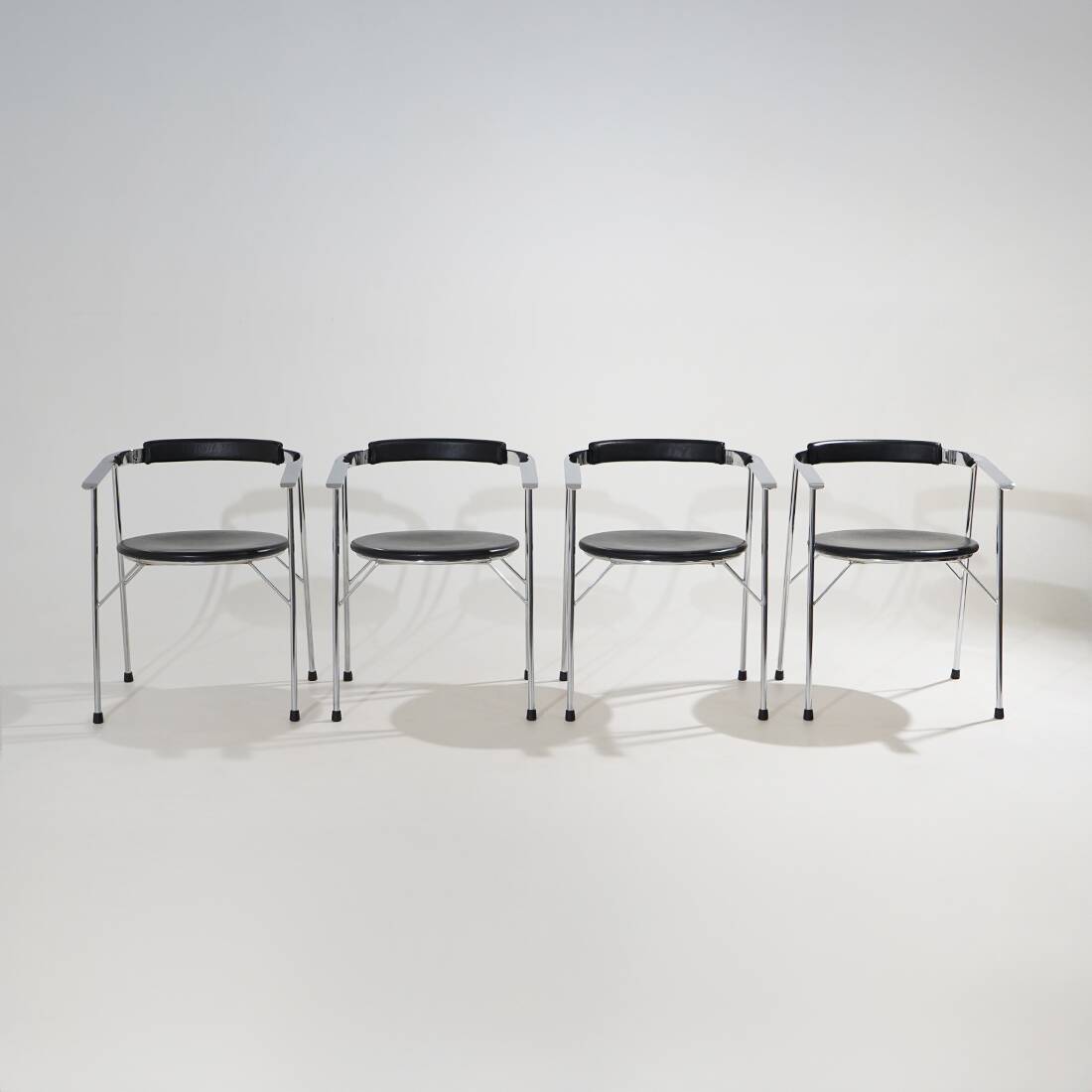 4 chaises en métal chromé et cuir noir, années 1980