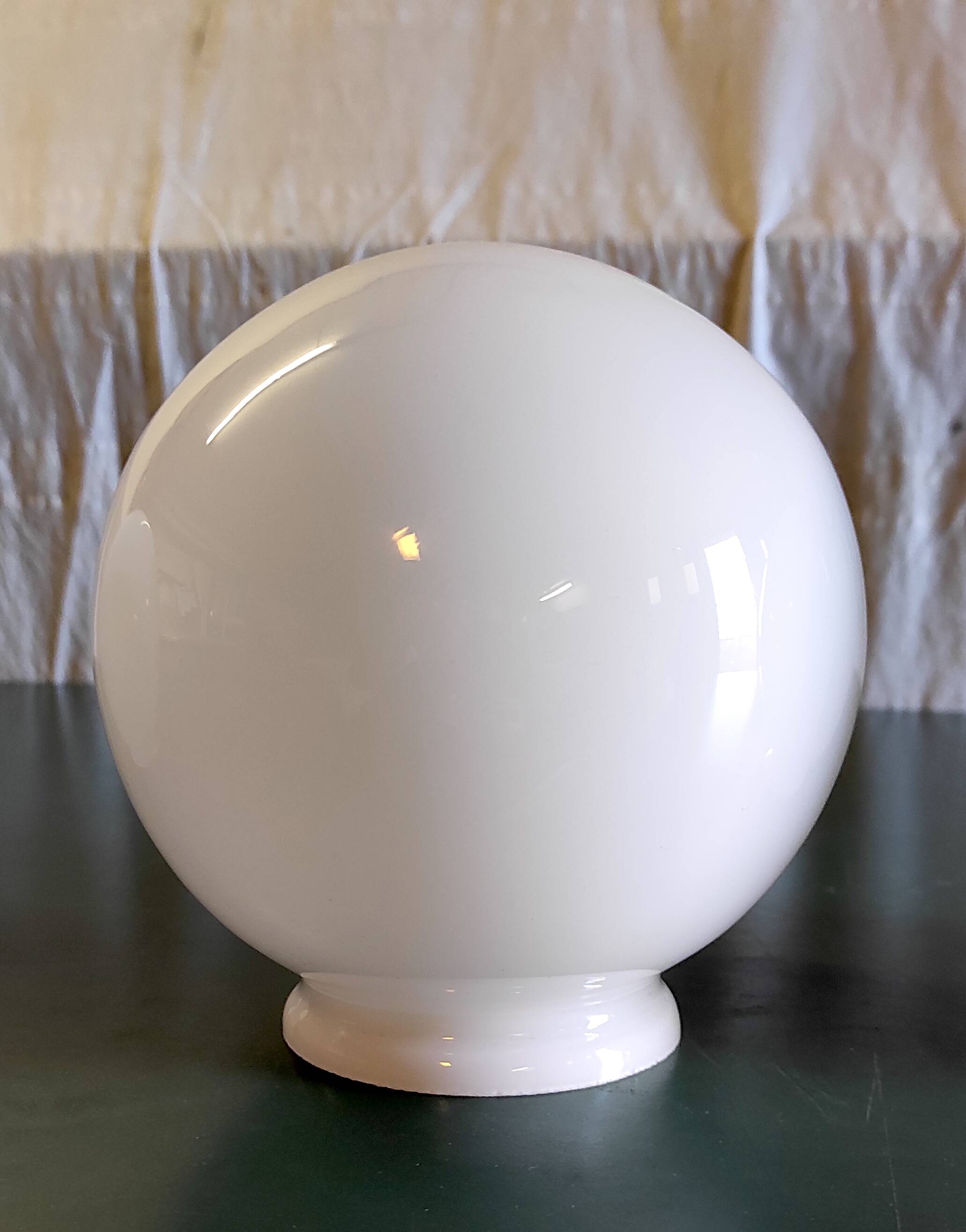 Abat-jour globe opaline diam. 15 cm - mid. XXème