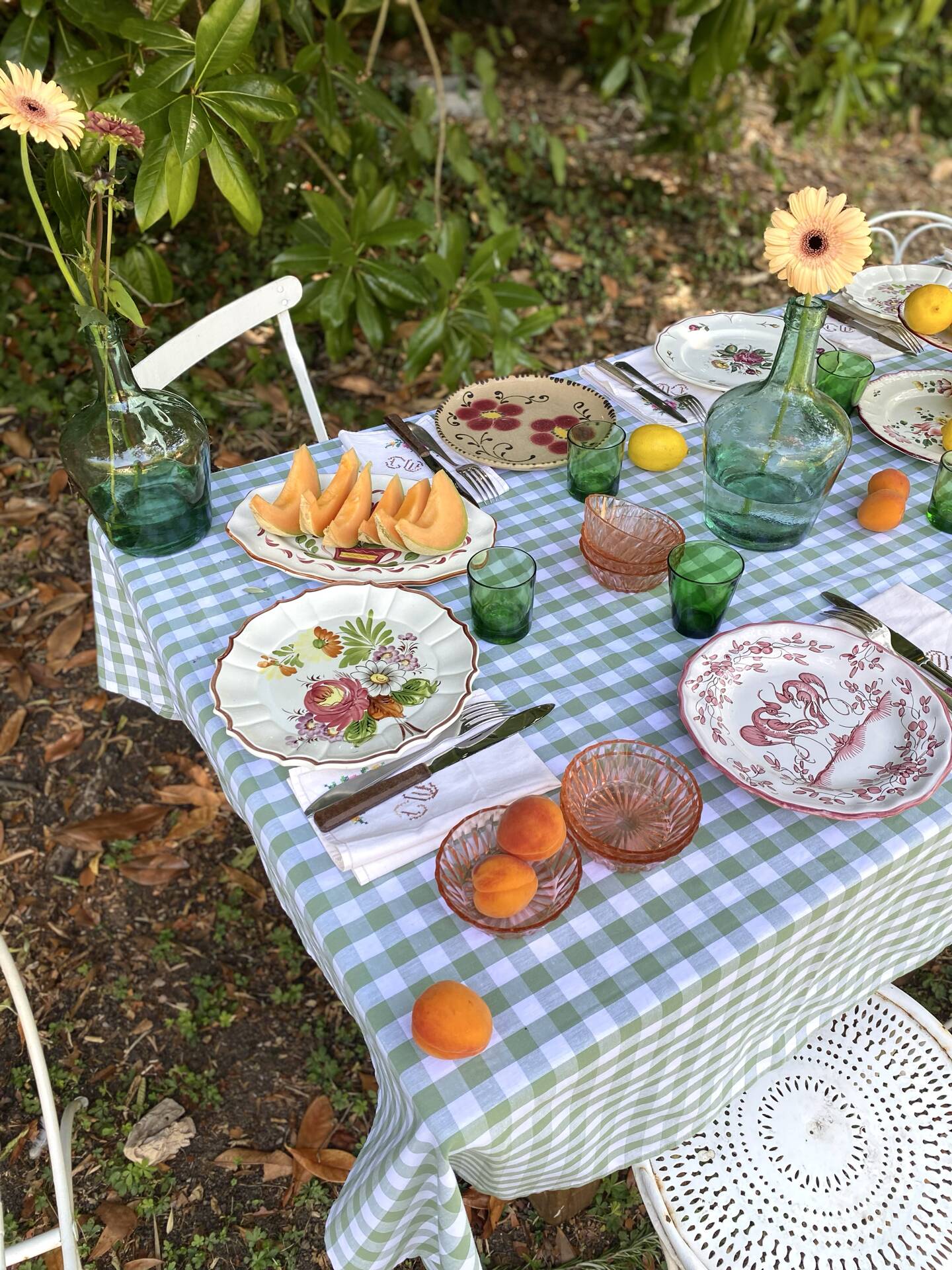 Exceptional set of 15 large mismatched plates.
