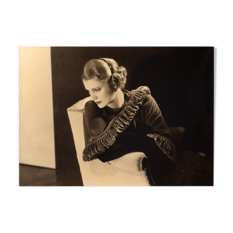 Photography, "Lee Miller, self-portrait", Paris, 1929 / 15 x 20 cm / sepia