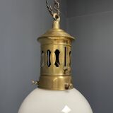 Lampe à suspension en verre opalin avec élégante monture en laiton