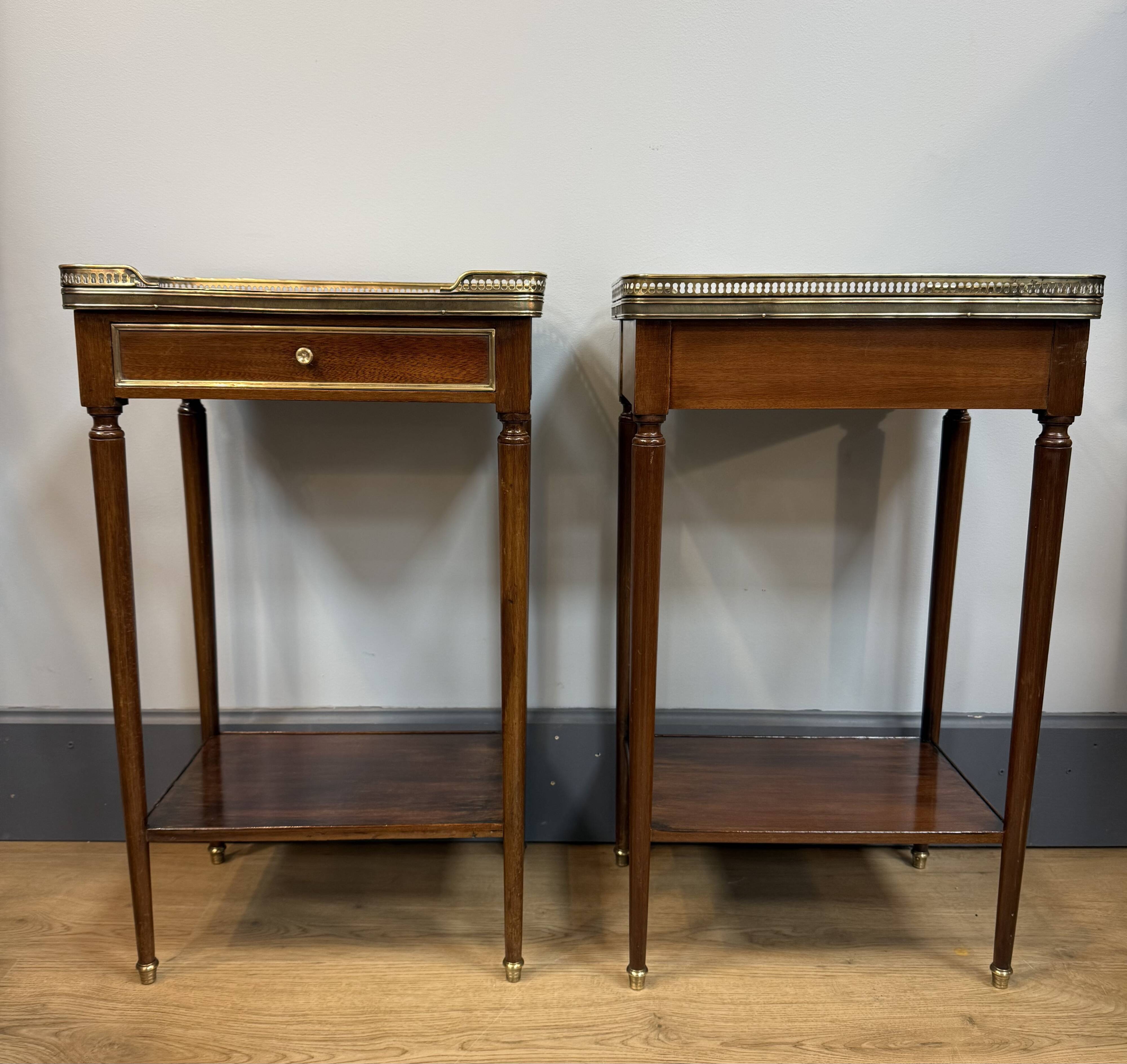 Paire de chevets style Louis XVI en acajou
