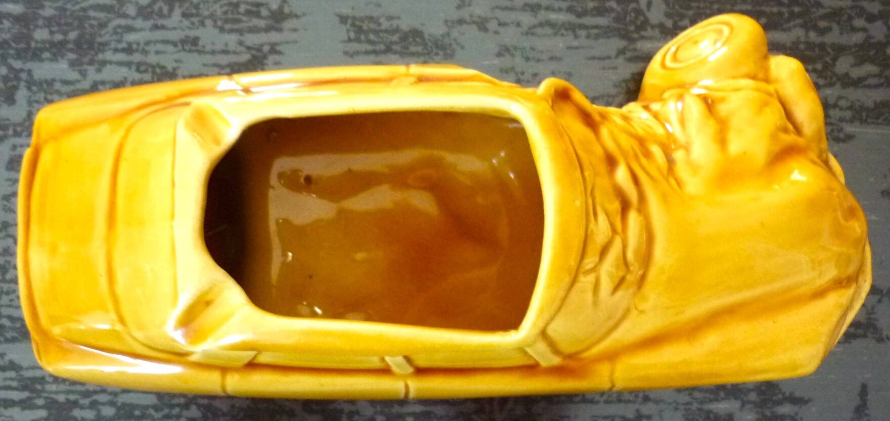 Advertising ashtray, Citroën DS in ochre earthenware, bodywork, garage
