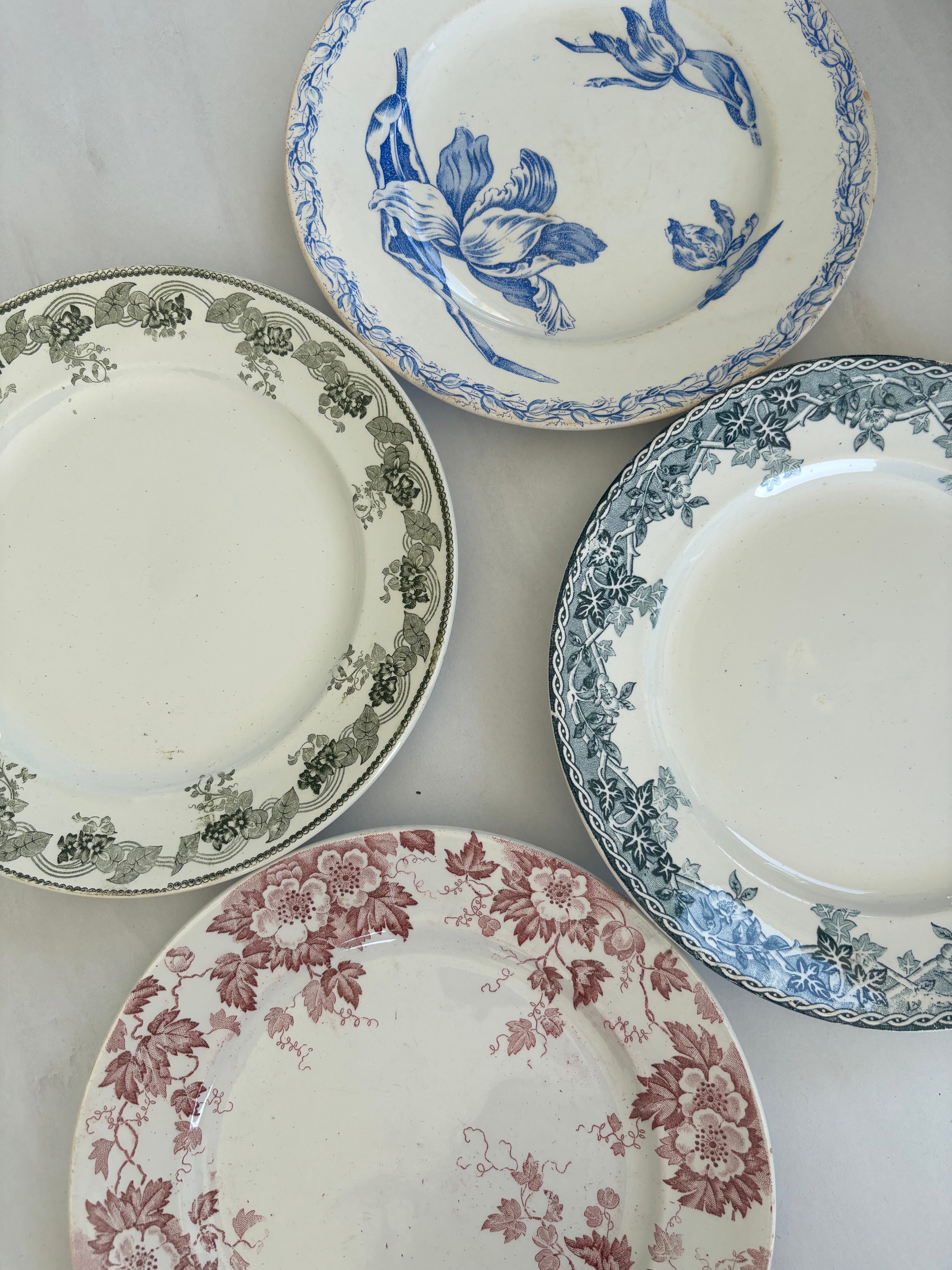 Lot of 4 dessert plates in pink, blue, and green ironstone, flat earthenware.