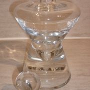 Carafe à vin avec bouchon sur socle en cristal