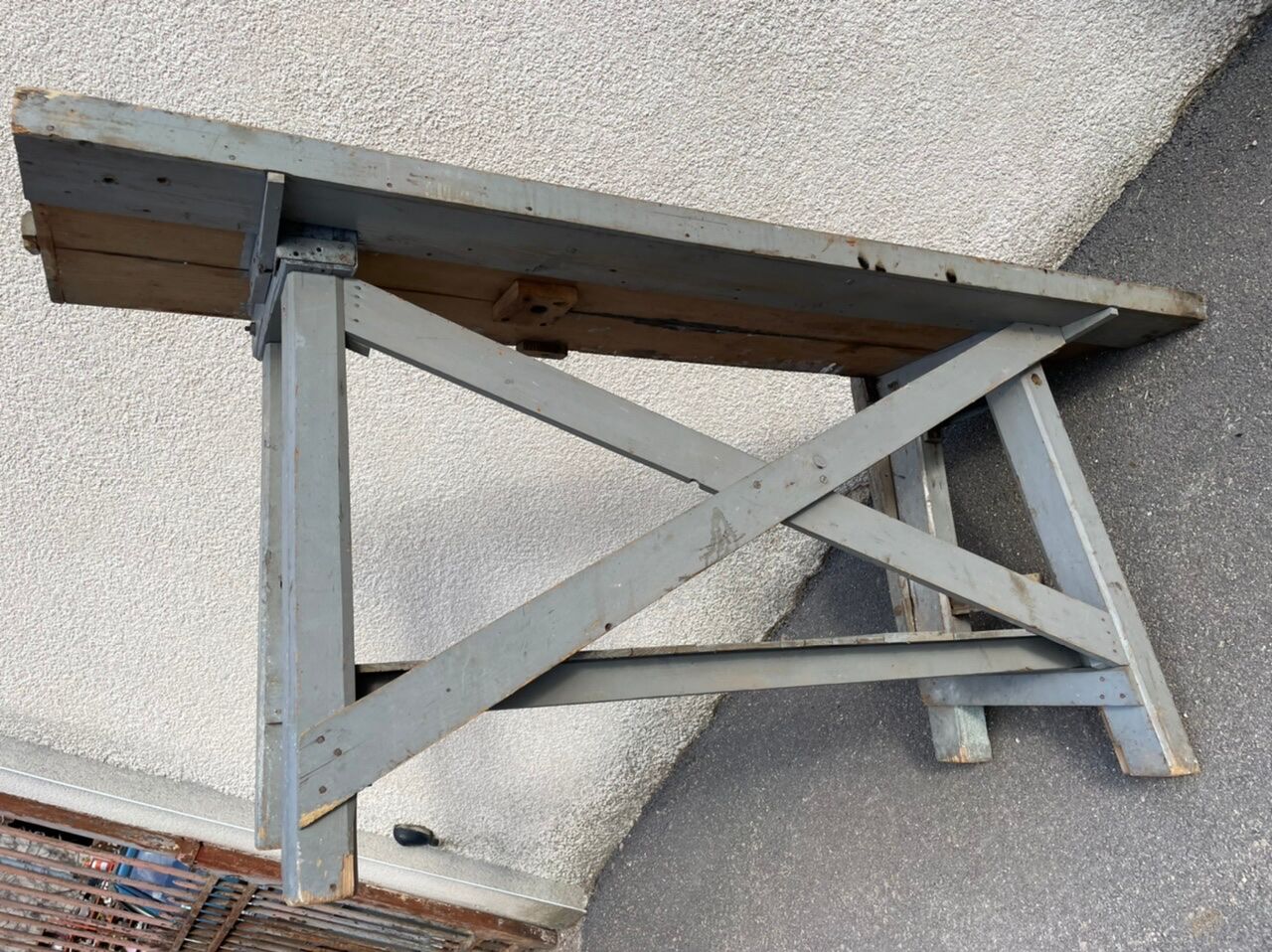 Luthier 19's grey workbench