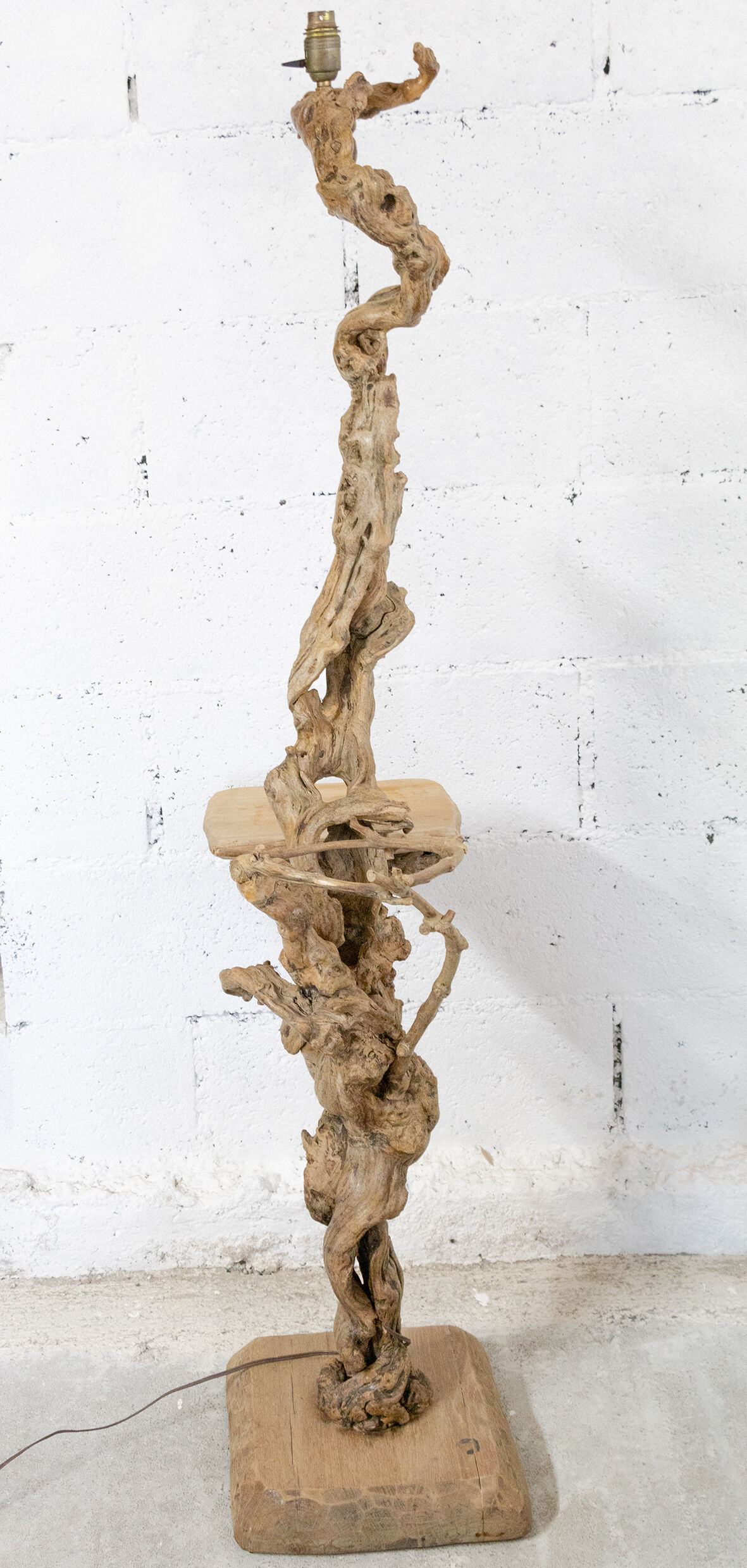 Lampadaire en bois brut