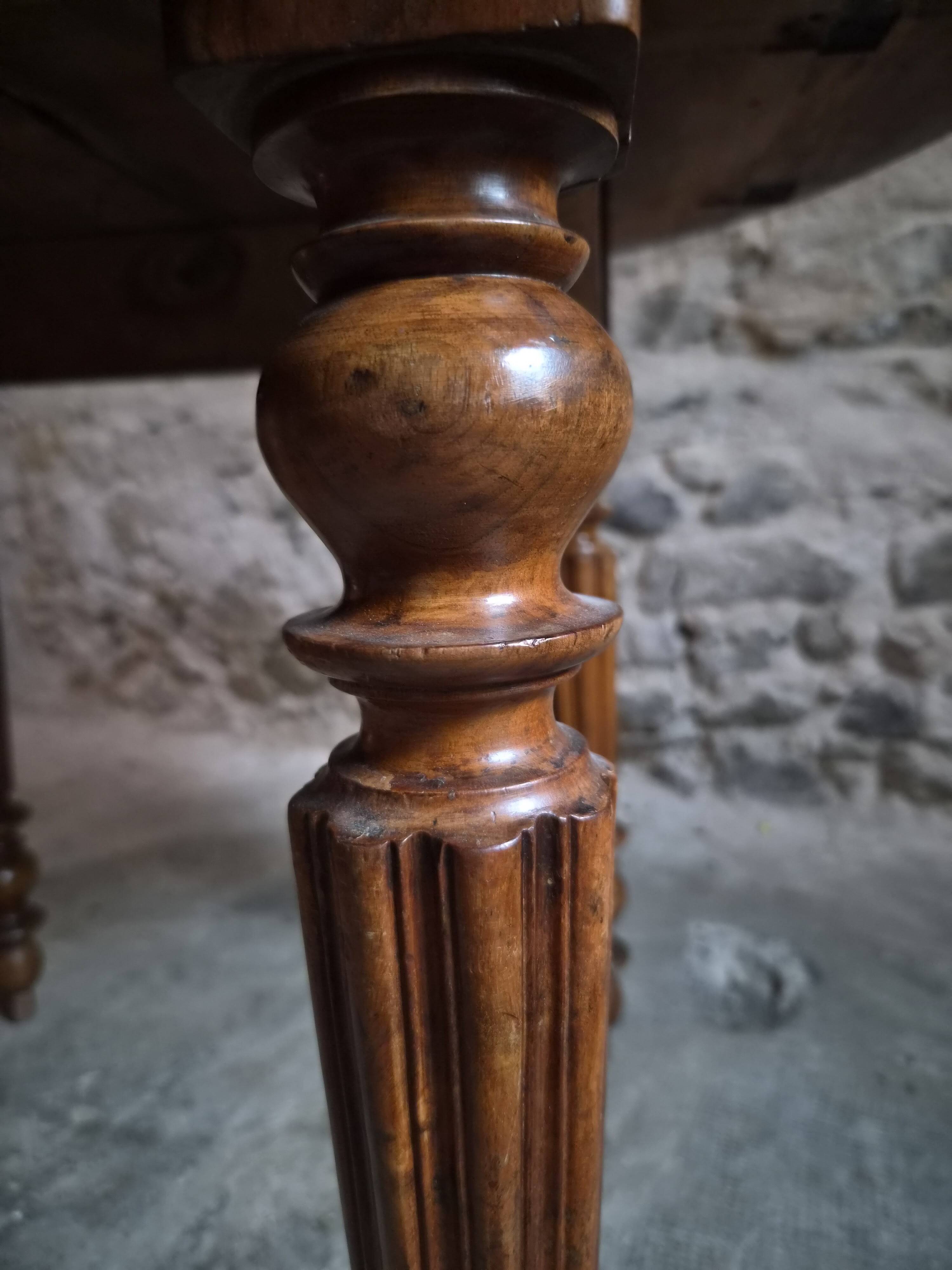 French antique round dining table in walnut, circa 1880–1900.