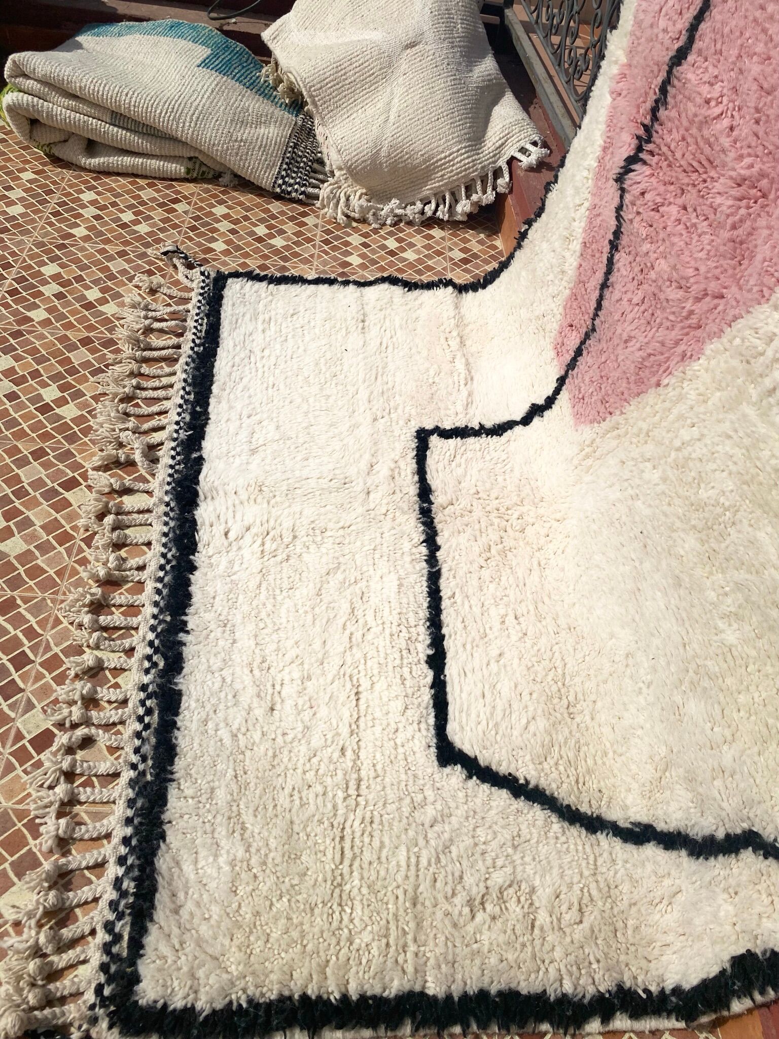 Berber carpet Blessed Ouarain white & pink