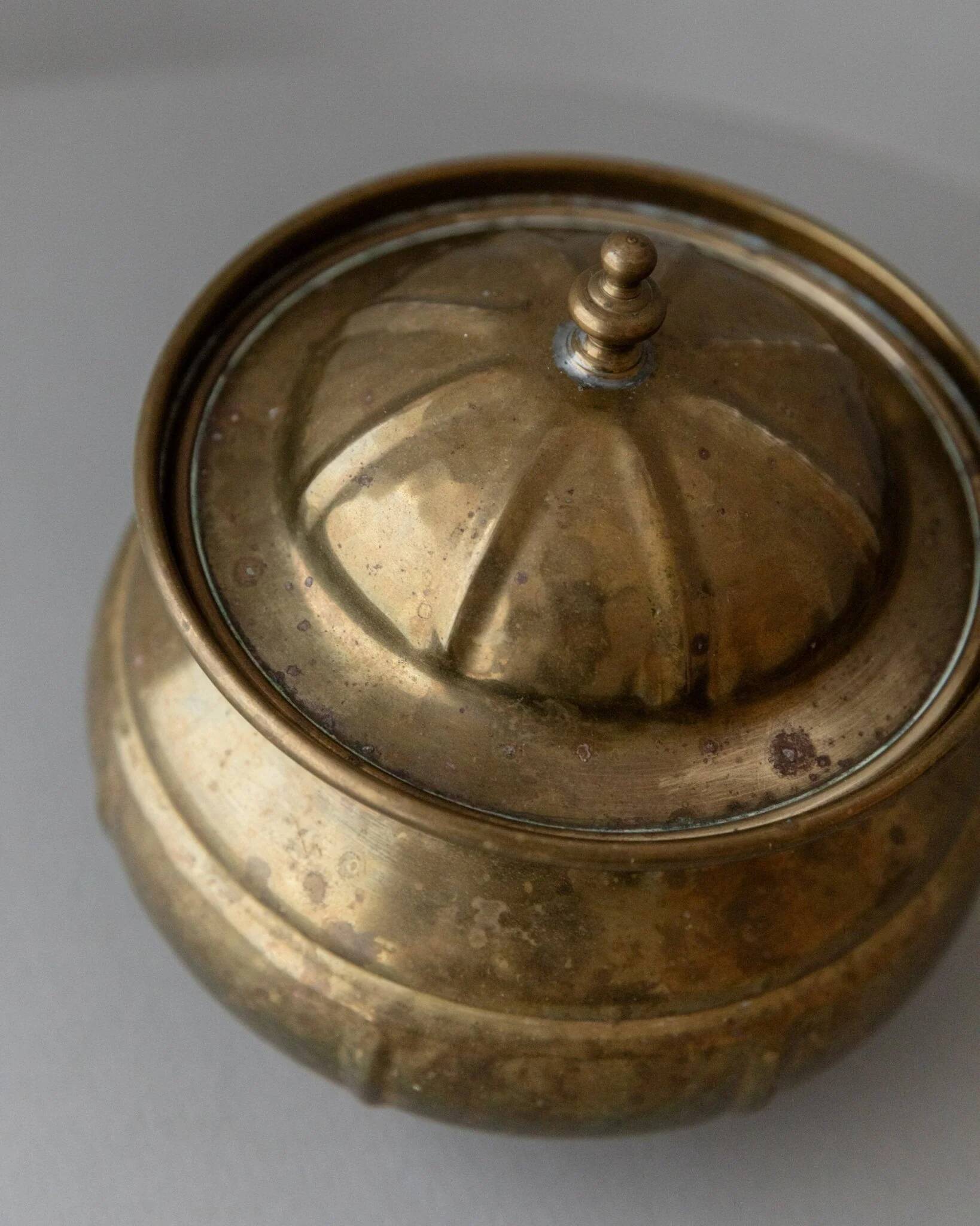 Boîte en laiton doré vintage avec couvercle, fabriquée à la main en Italie (années 1950) – rangement élégant pour des biscuits ou des bijoux.